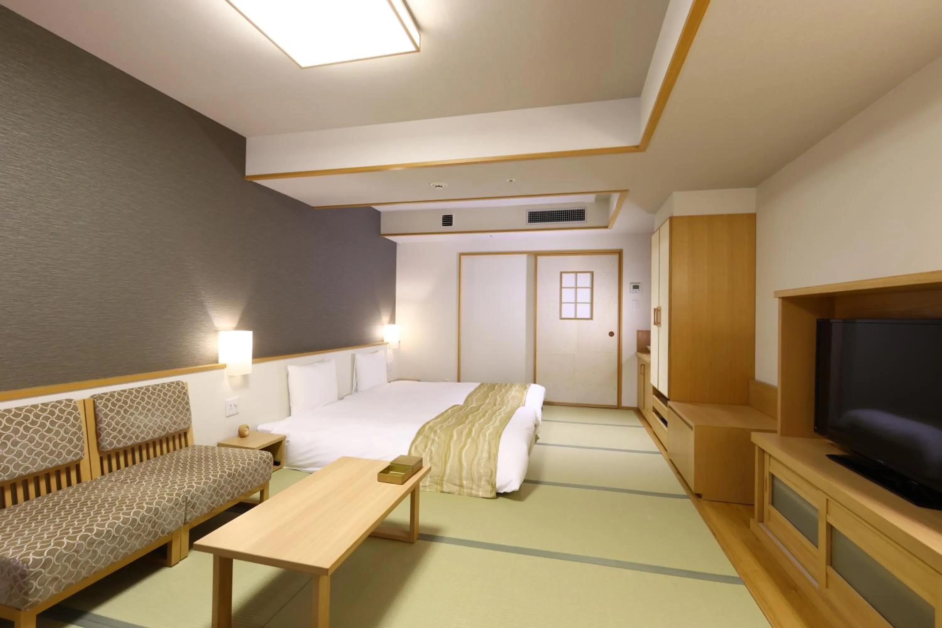 Photo of the whole room, Bed in Oyado Tsukiyo no Usagi