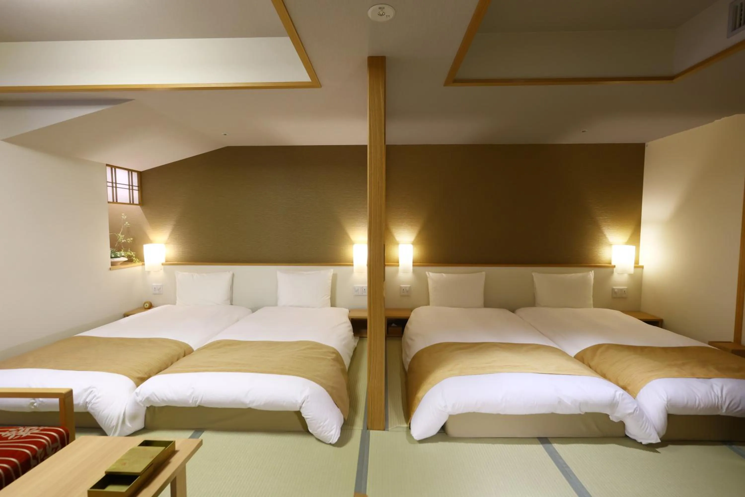 Photo of the whole room, Bed in Oyado Tsukiyo no Usagi