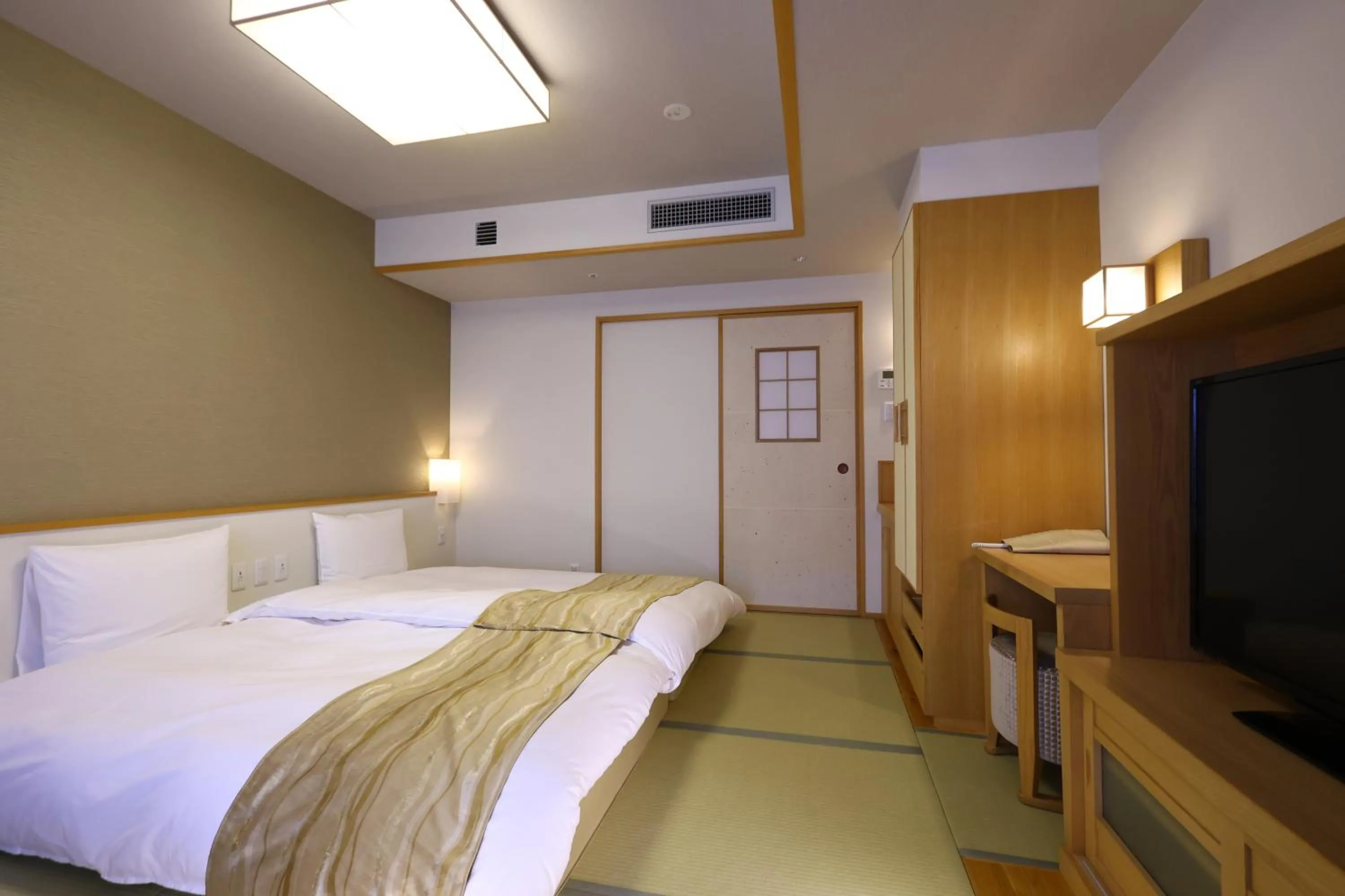 Photo of the whole room, Bed in Oyado Tsukiyo no Usagi