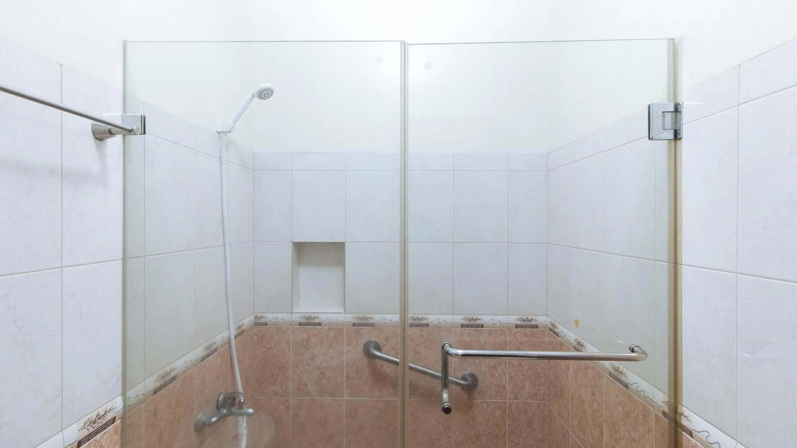 Shower in RedDoorz Premium @ Nick Hotel Gerona Tarlac