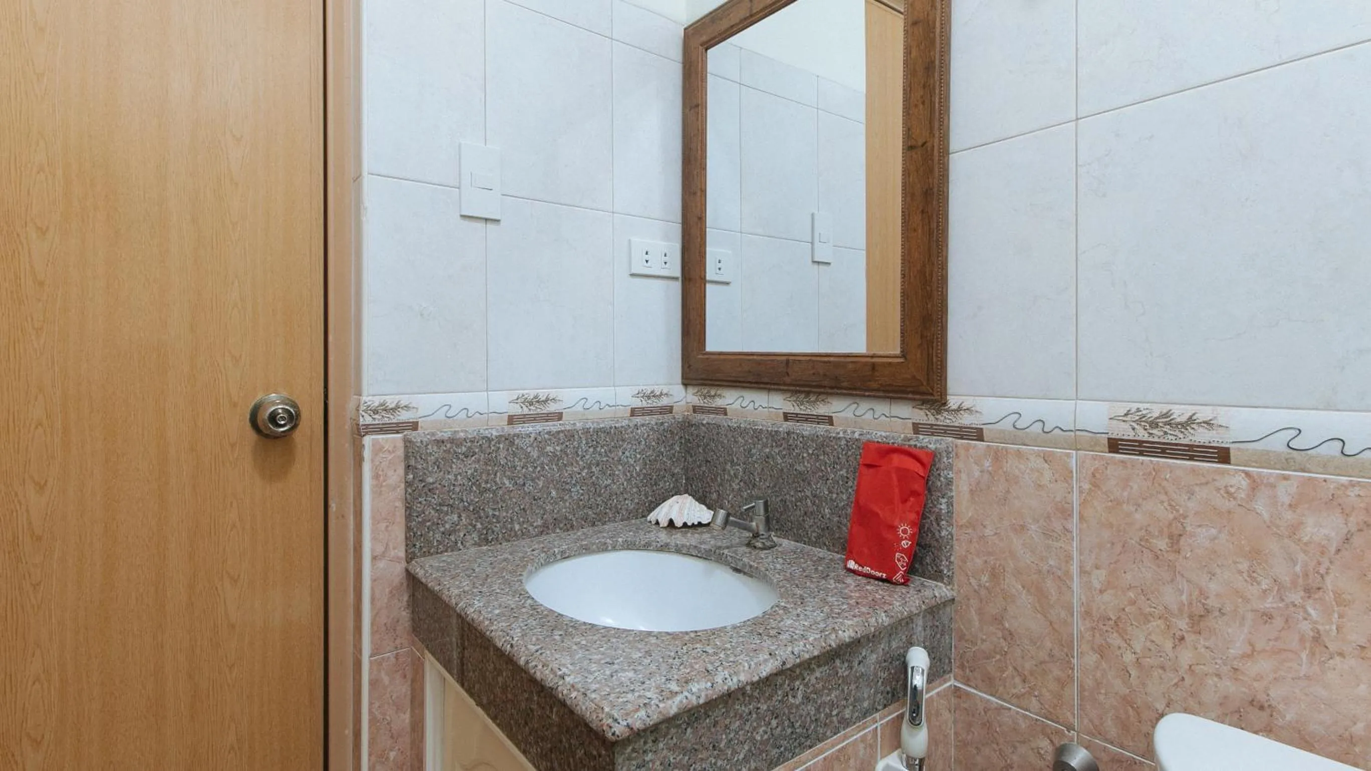 Toilet in RedDoorz Premium @ Nick Hotel Gerona Tarlac