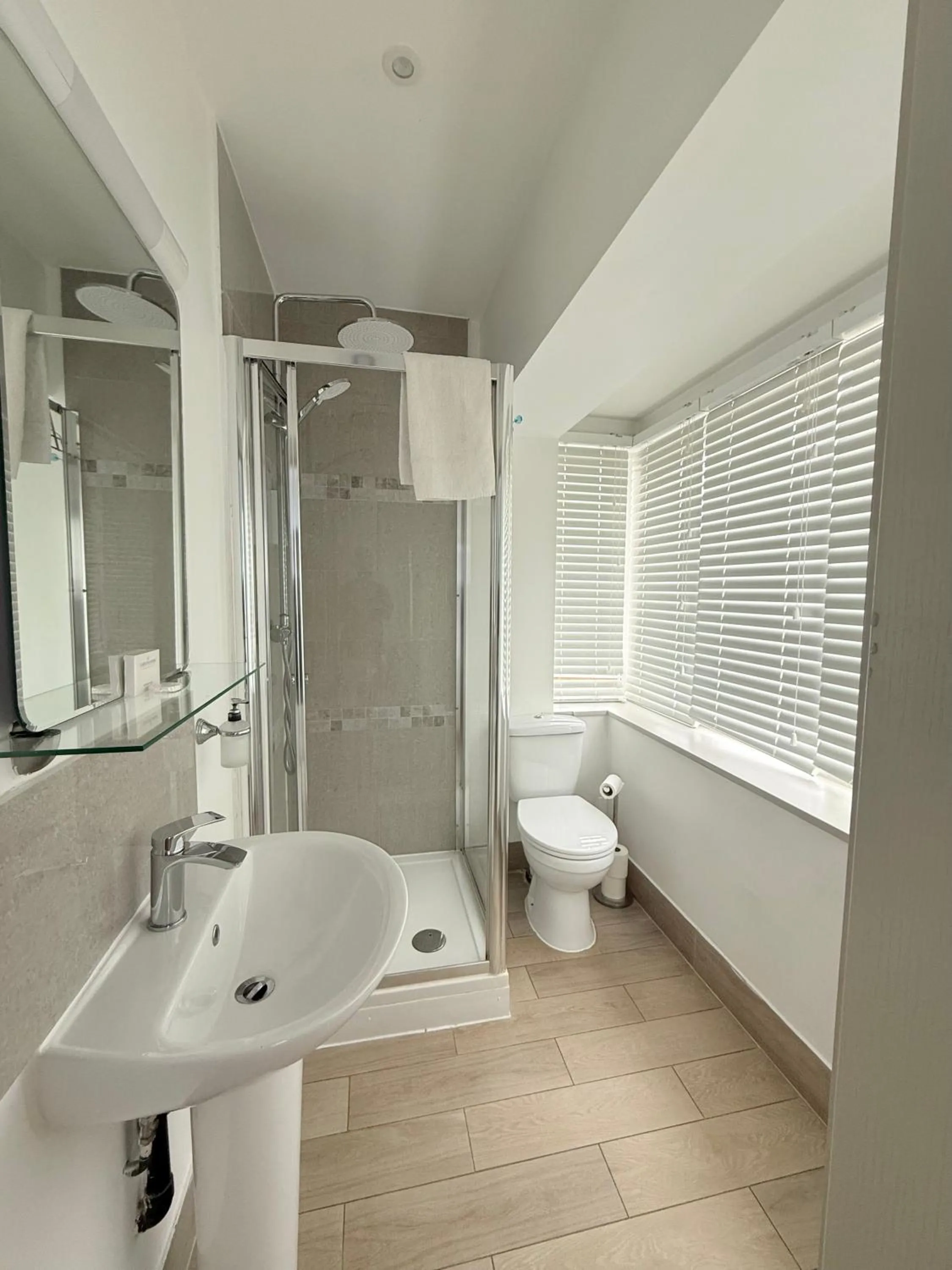 Toilet in Oxford Guest House