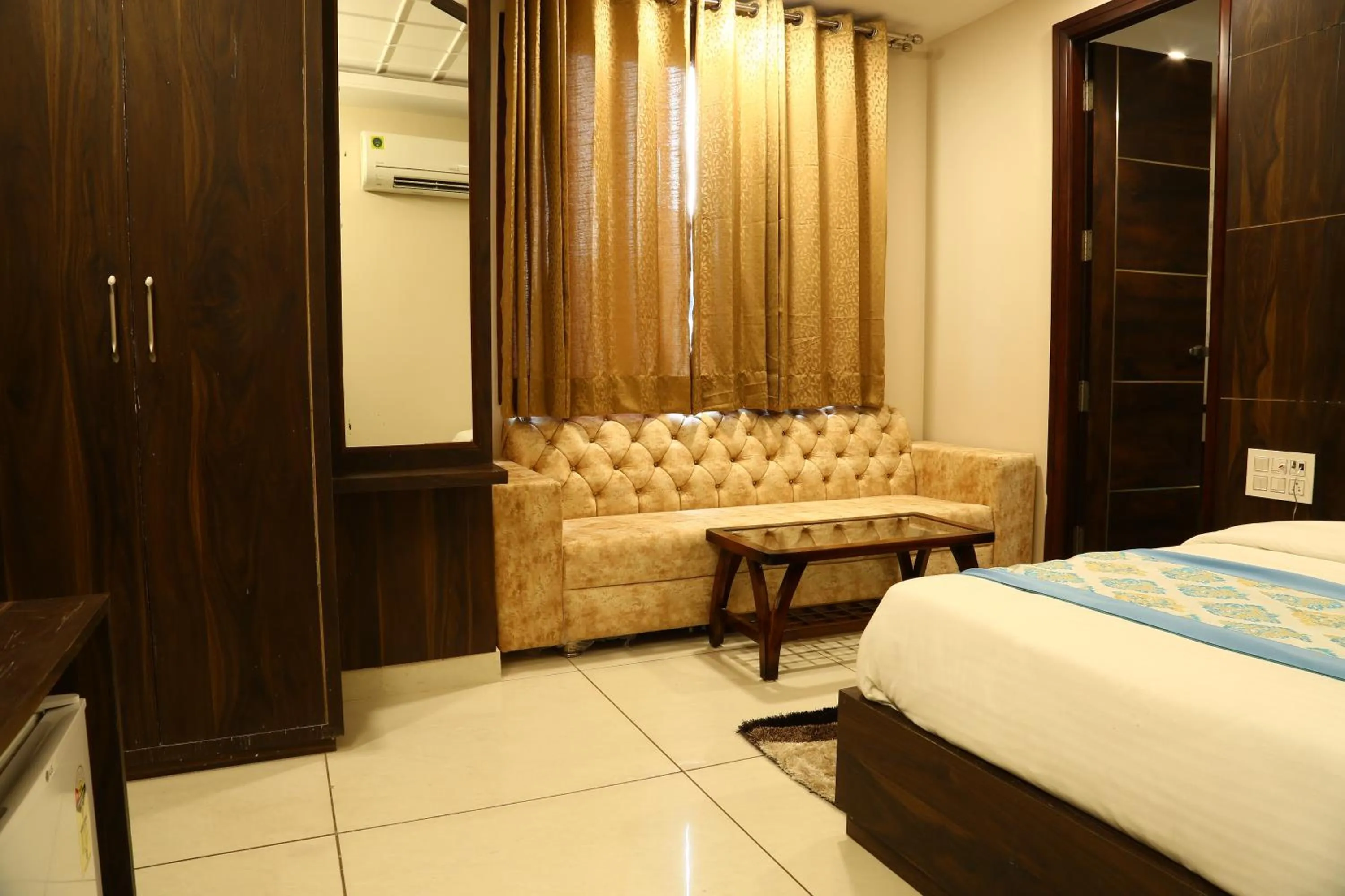 Living room, Bed in Hotel Kush Ganga - 50 Meter from Har ki Pauri, Haridwar