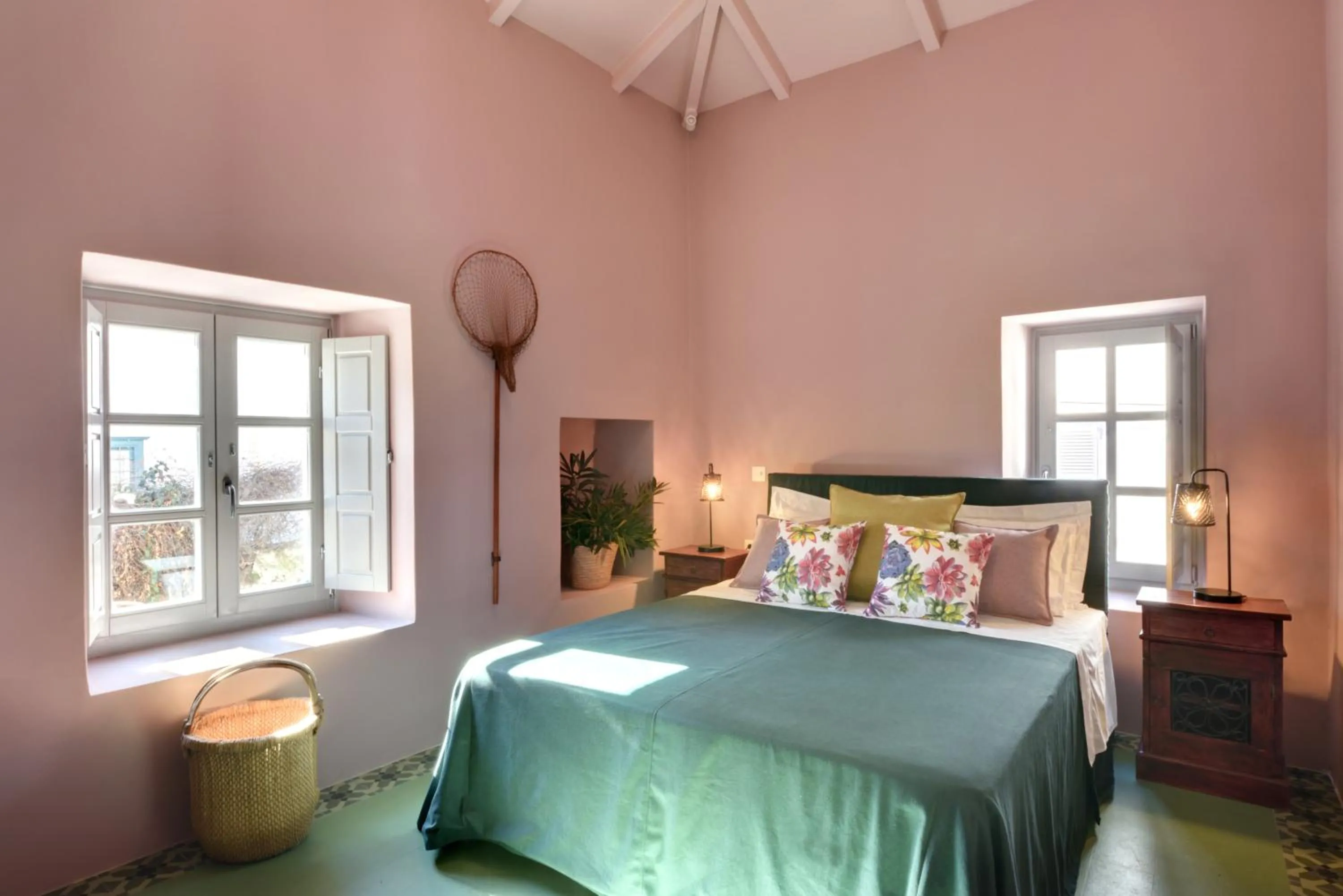 Bedroom, Bed in Cactus Hydra - Art Apartments