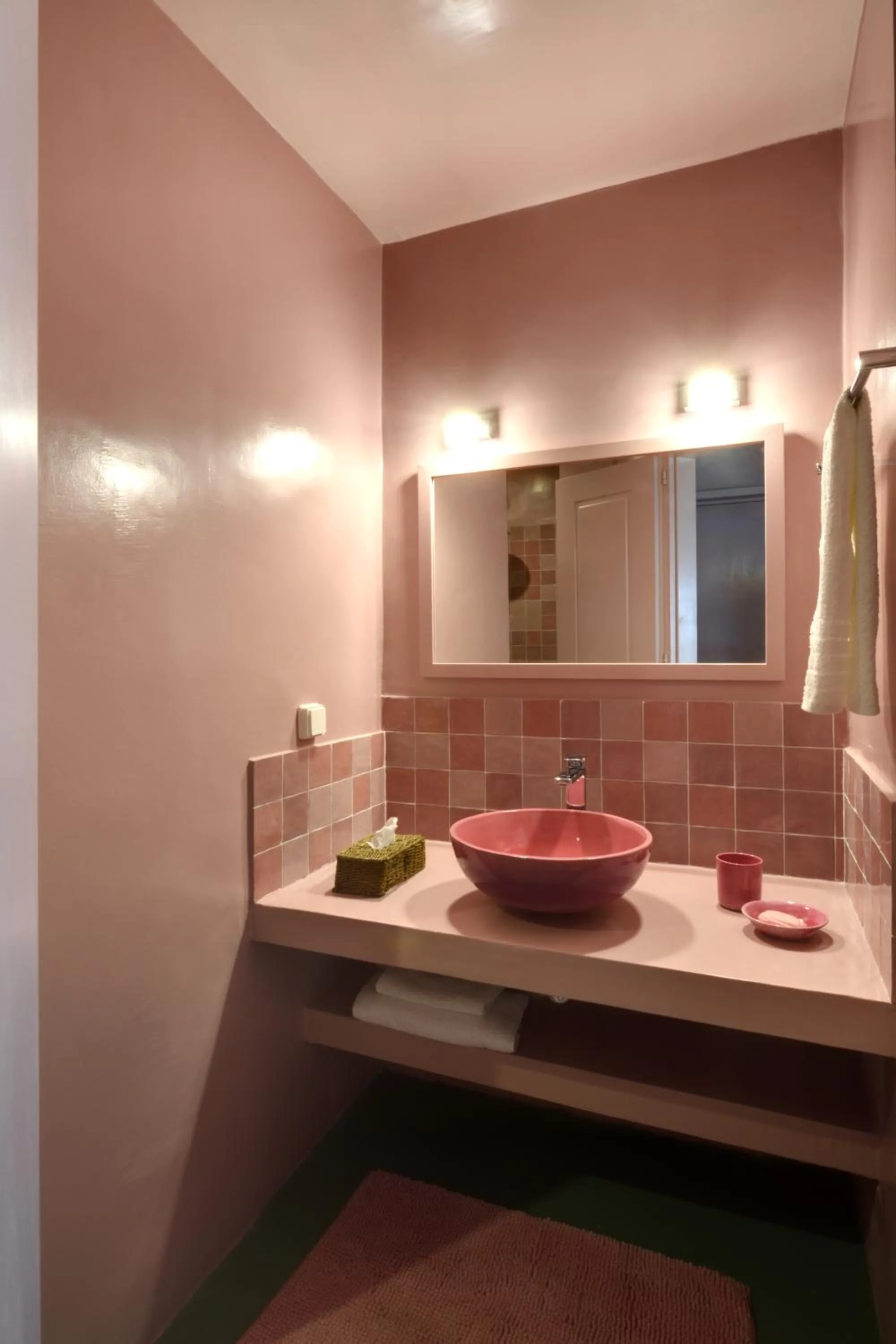 Bathroom in Cactus Hydra - Art Apartments