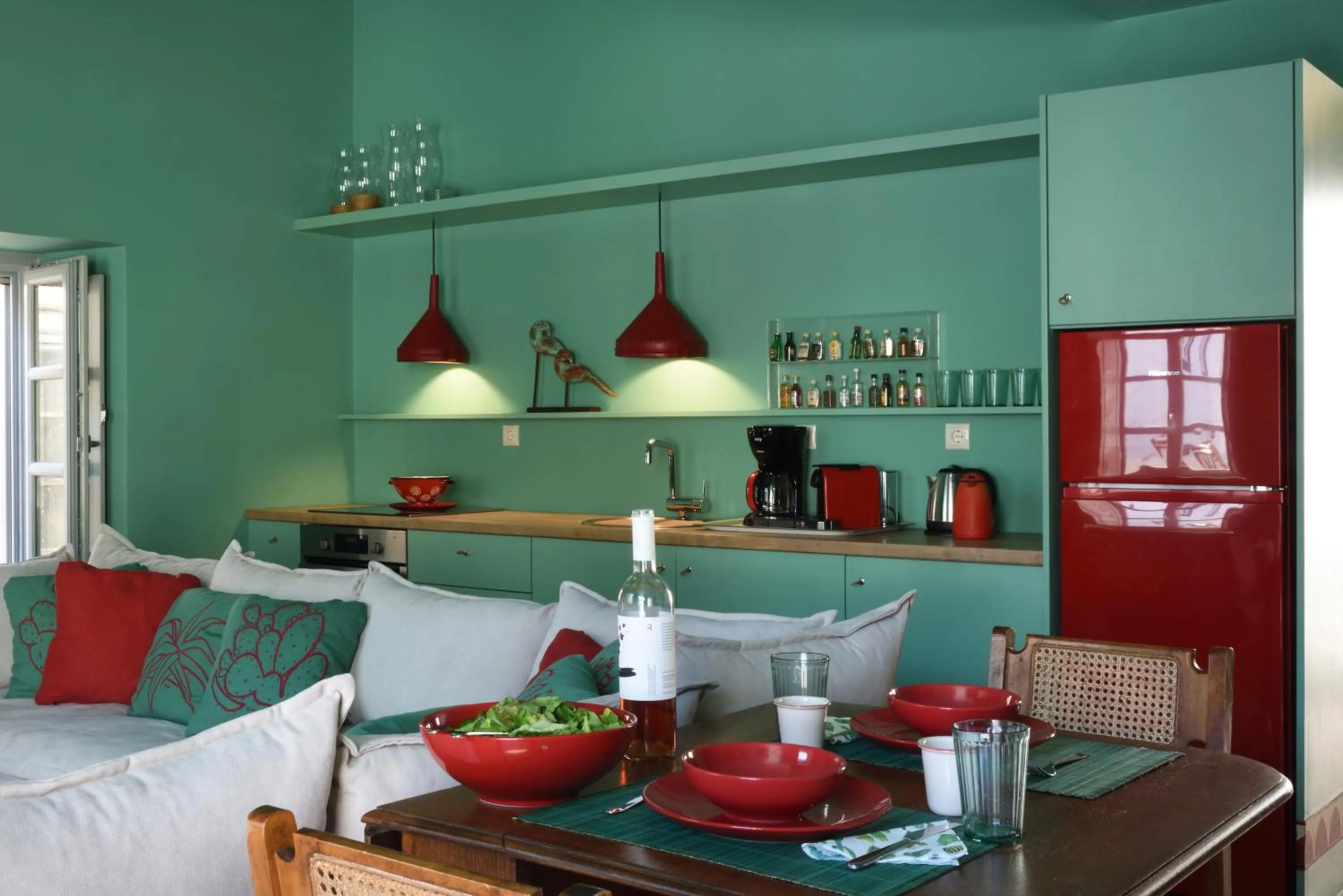 Dining area in Cactus Hydra - Art Apartments