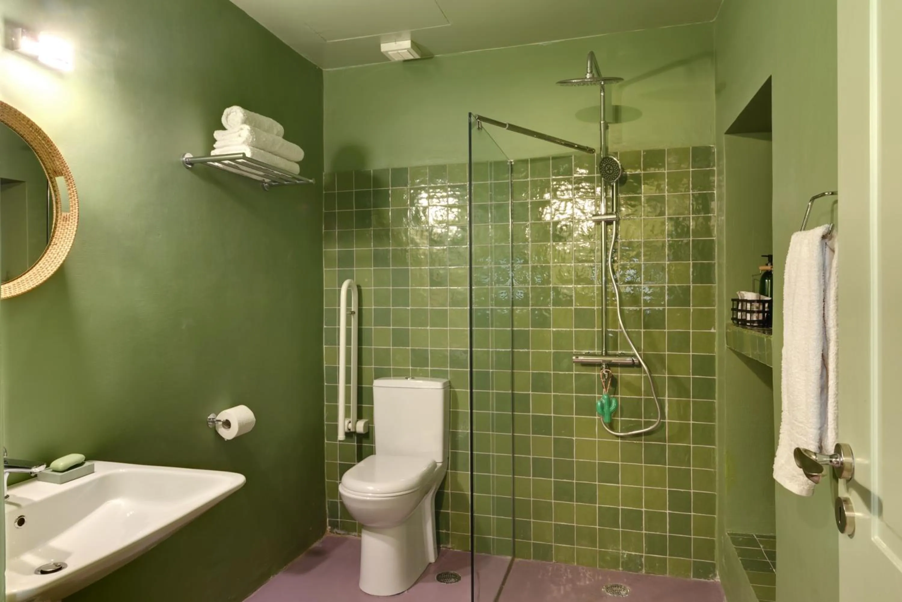 Bathroom in Cactus Hydra - Art Apartments