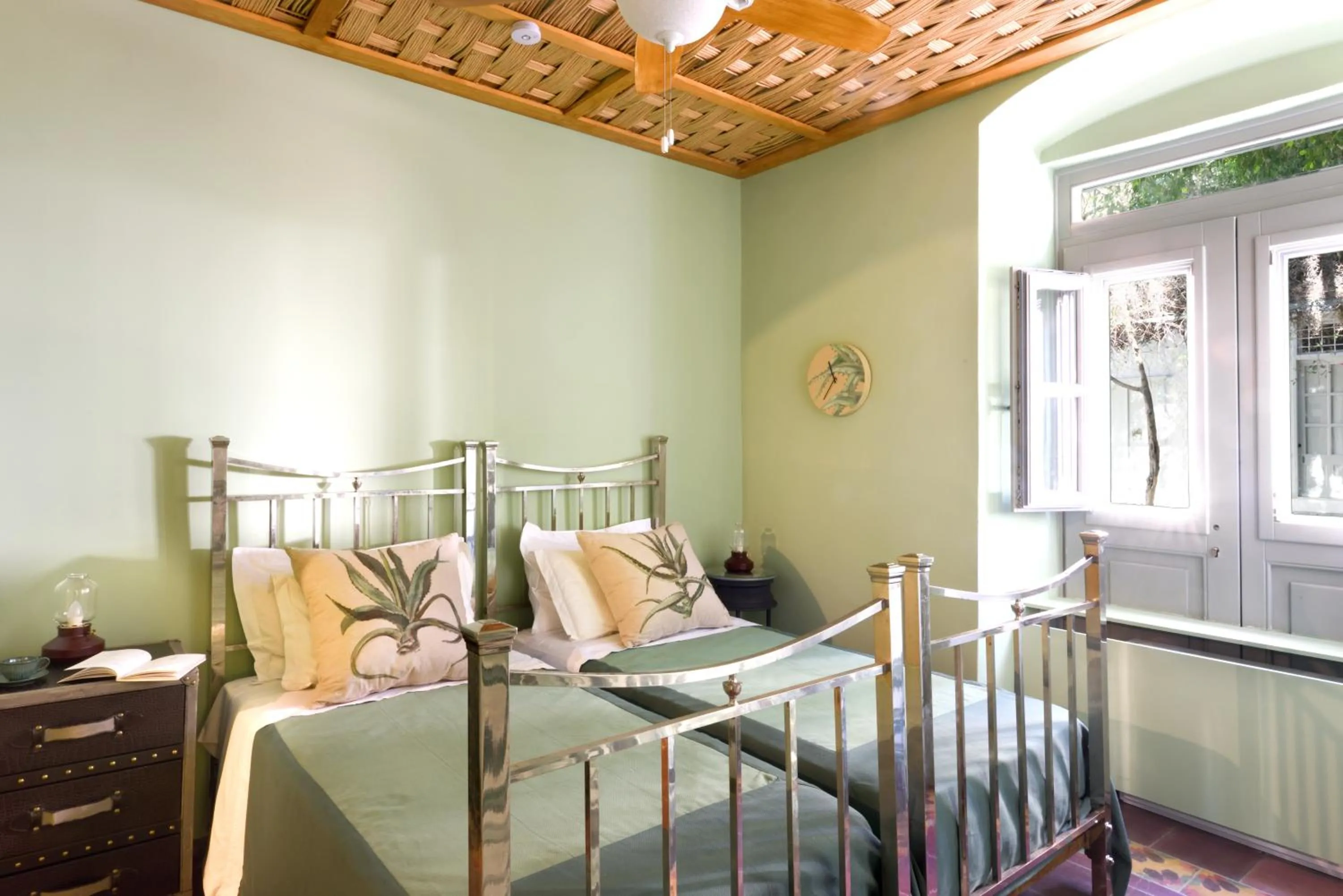 Bedroom, Bed in Cactus Hydra - Art Apartments