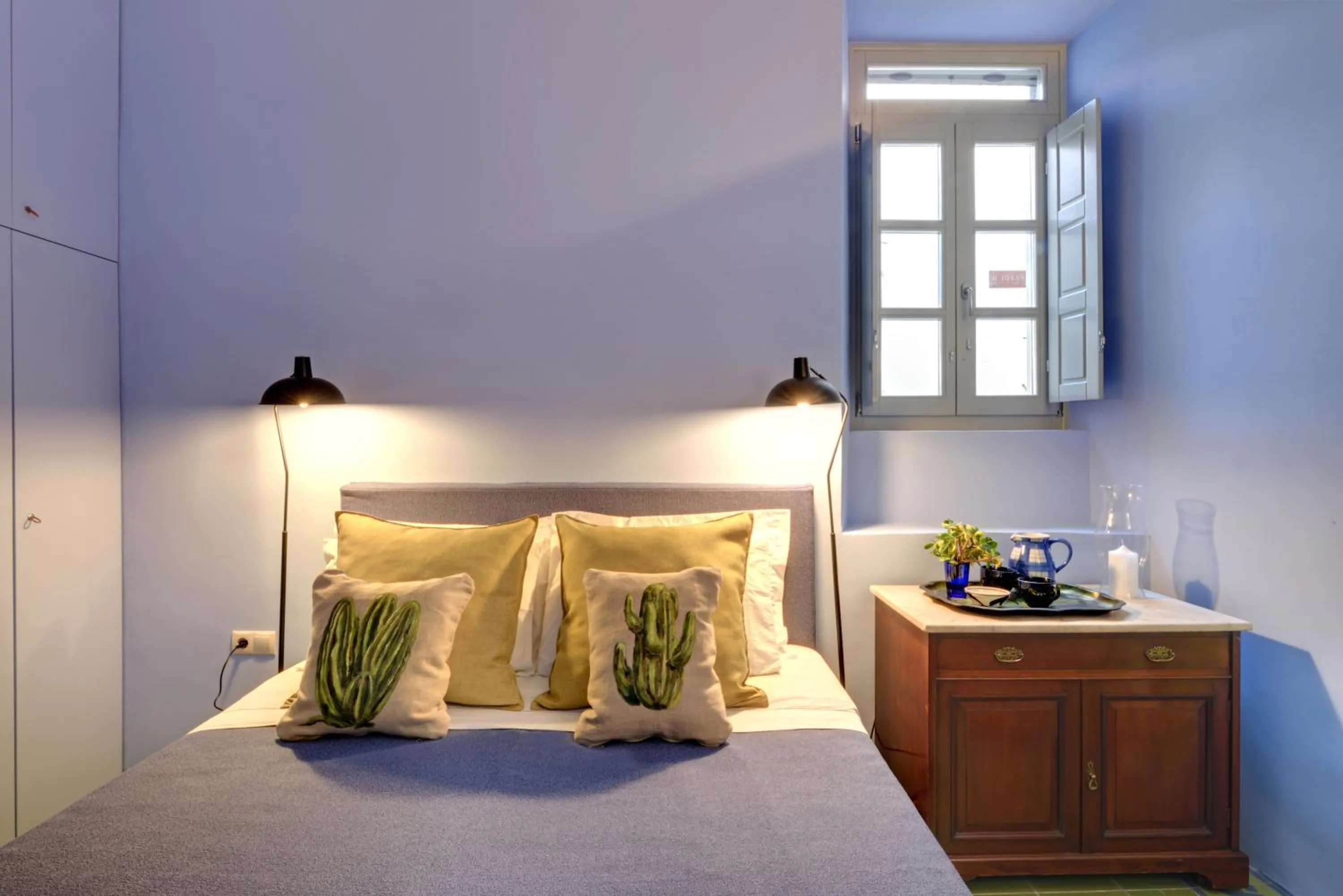 Bedroom, Bed in Cactus Hydra - Art Apartments