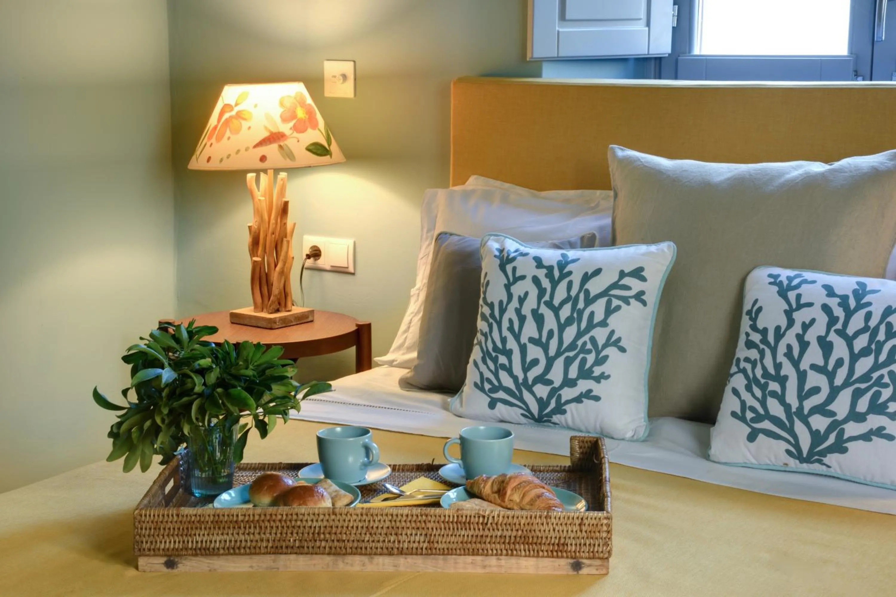Bedroom, Bed in Cactus Hydra - Art Apartments