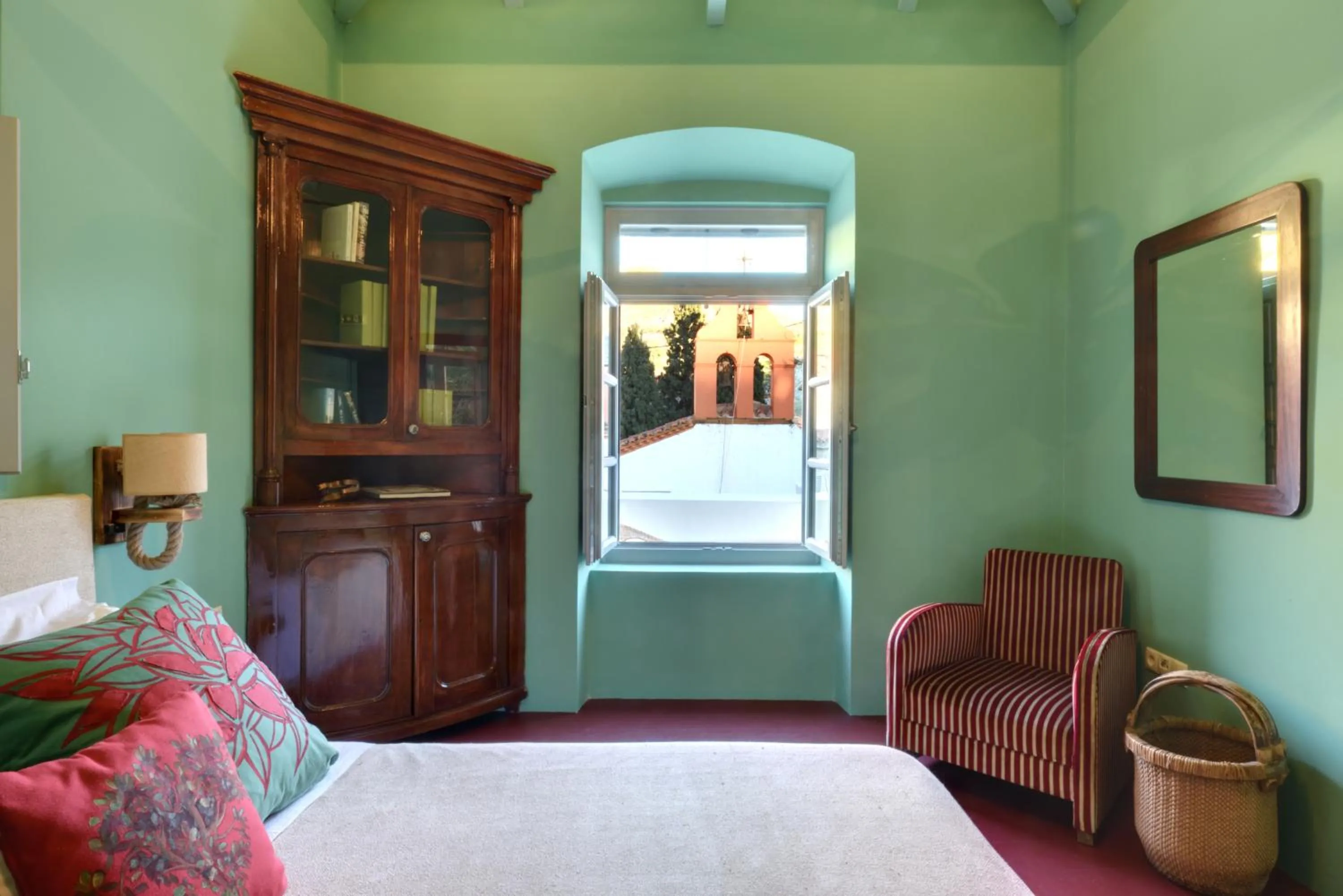 Bedroom, Bed in Cactus Hydra - Art Apartments