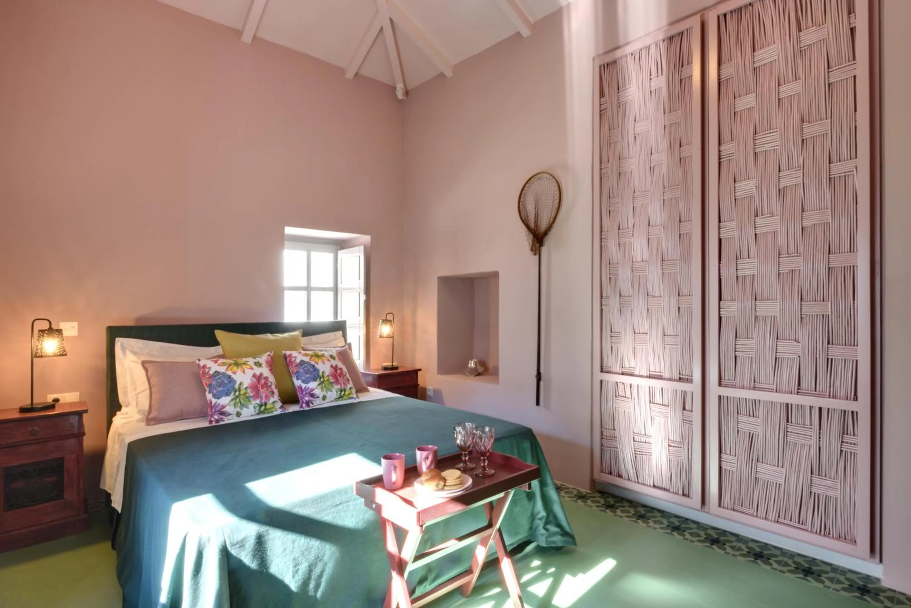 Bedroom, Bed in Cactus Hydra - Art Apartments
