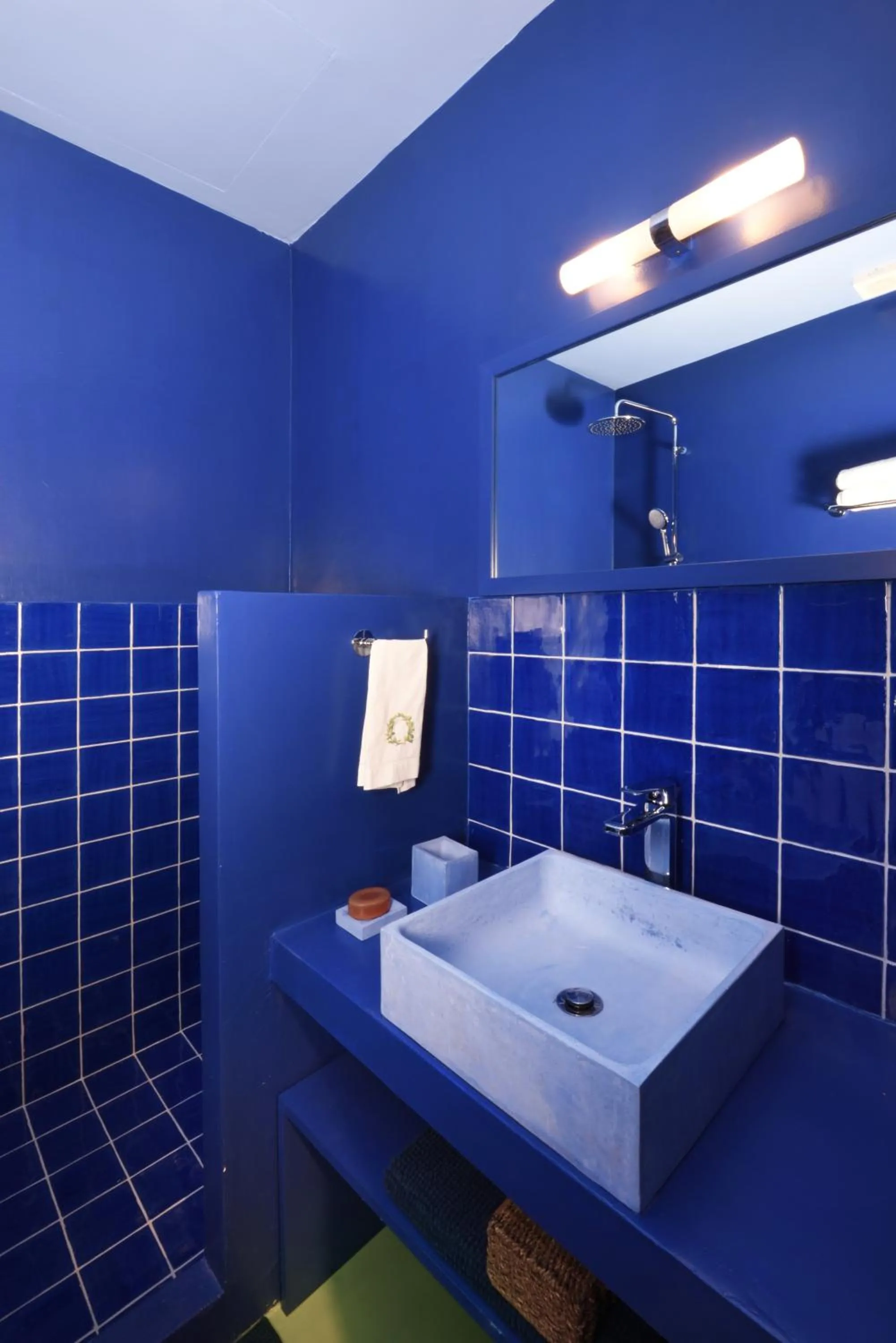 Bathroom in Cactus Hydra - Art Apartments
