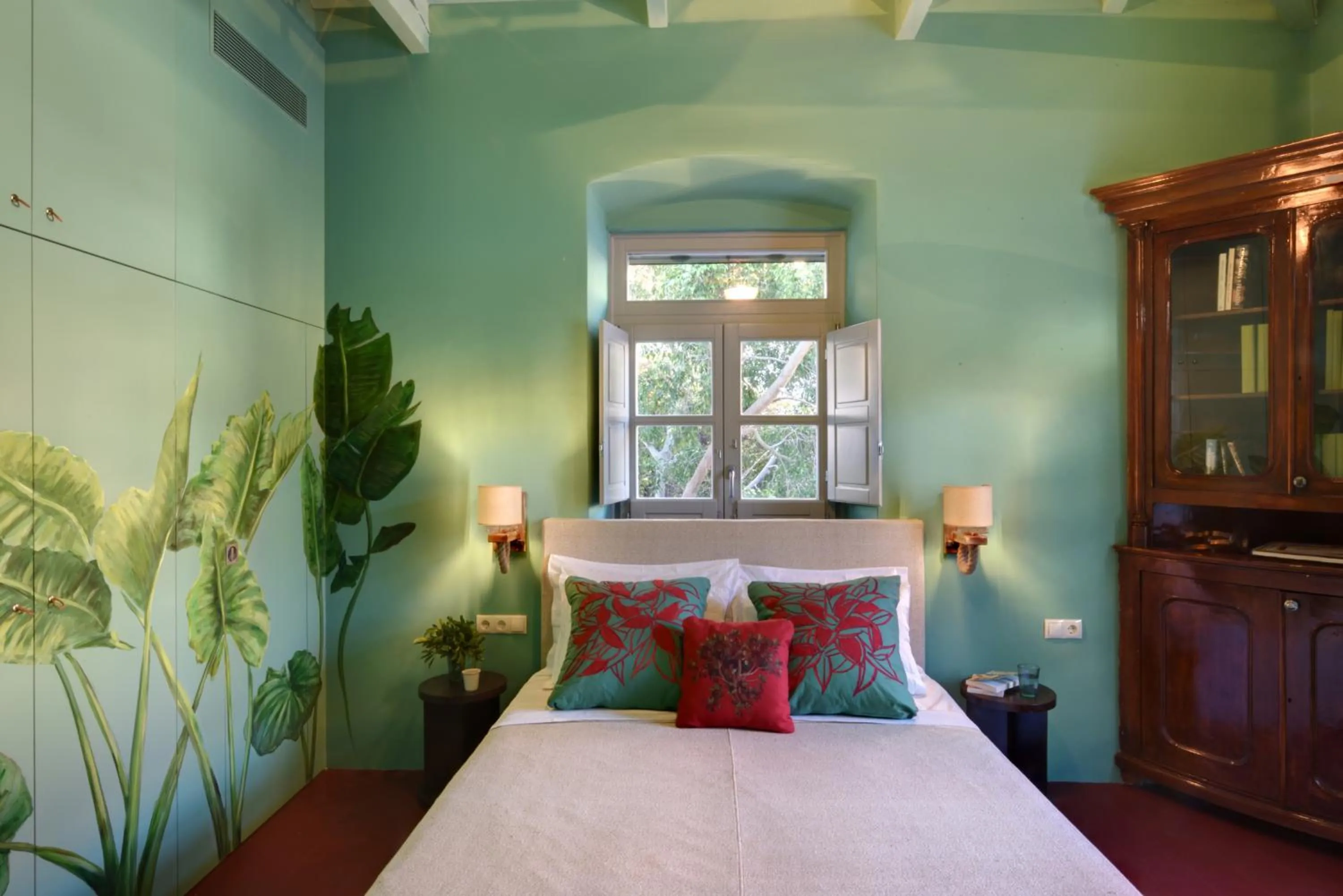 Bedroom, Bed in Cactus Hydra - Art Apartments