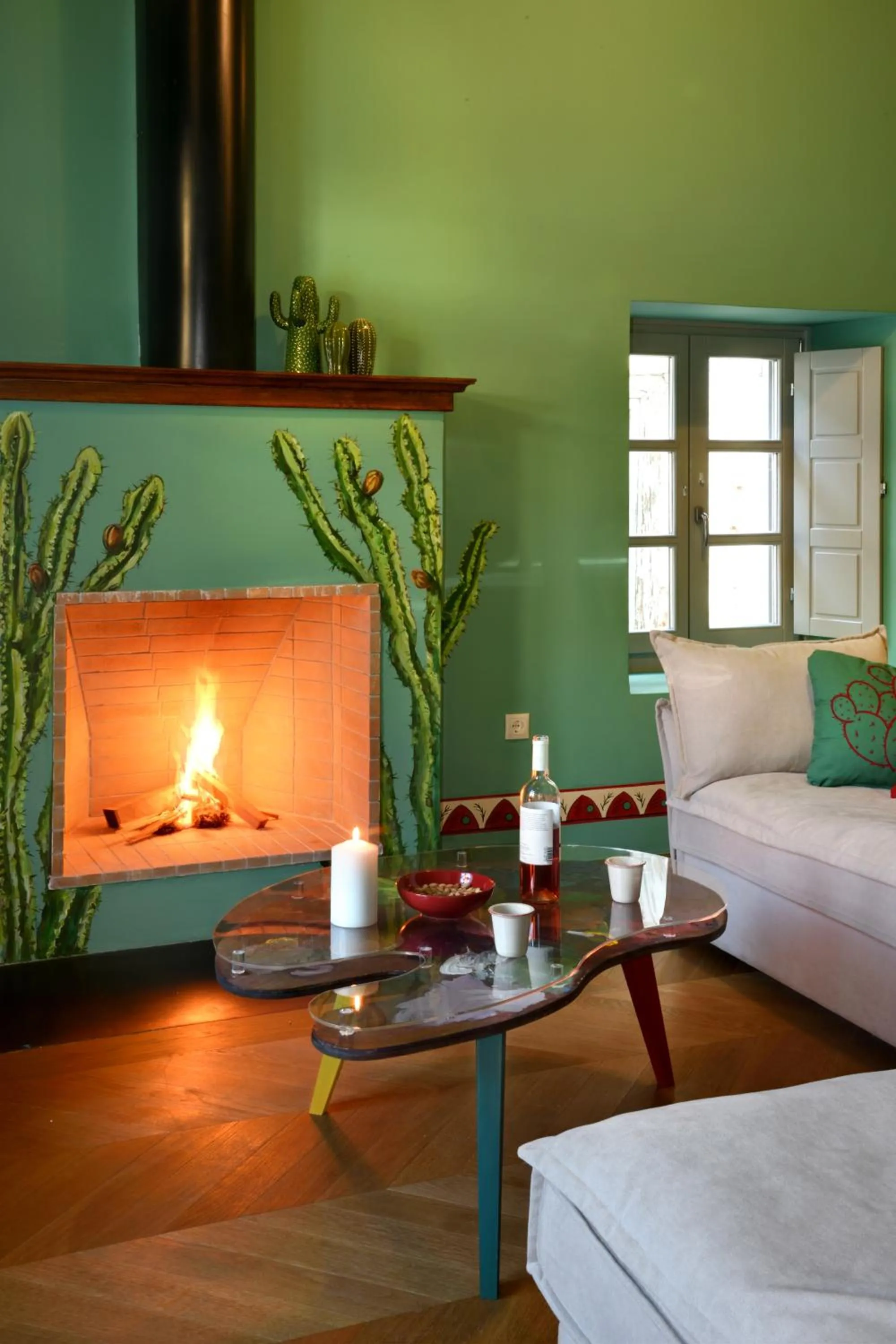 flat iron, Bed in Cactus Hydra - Art Apartments