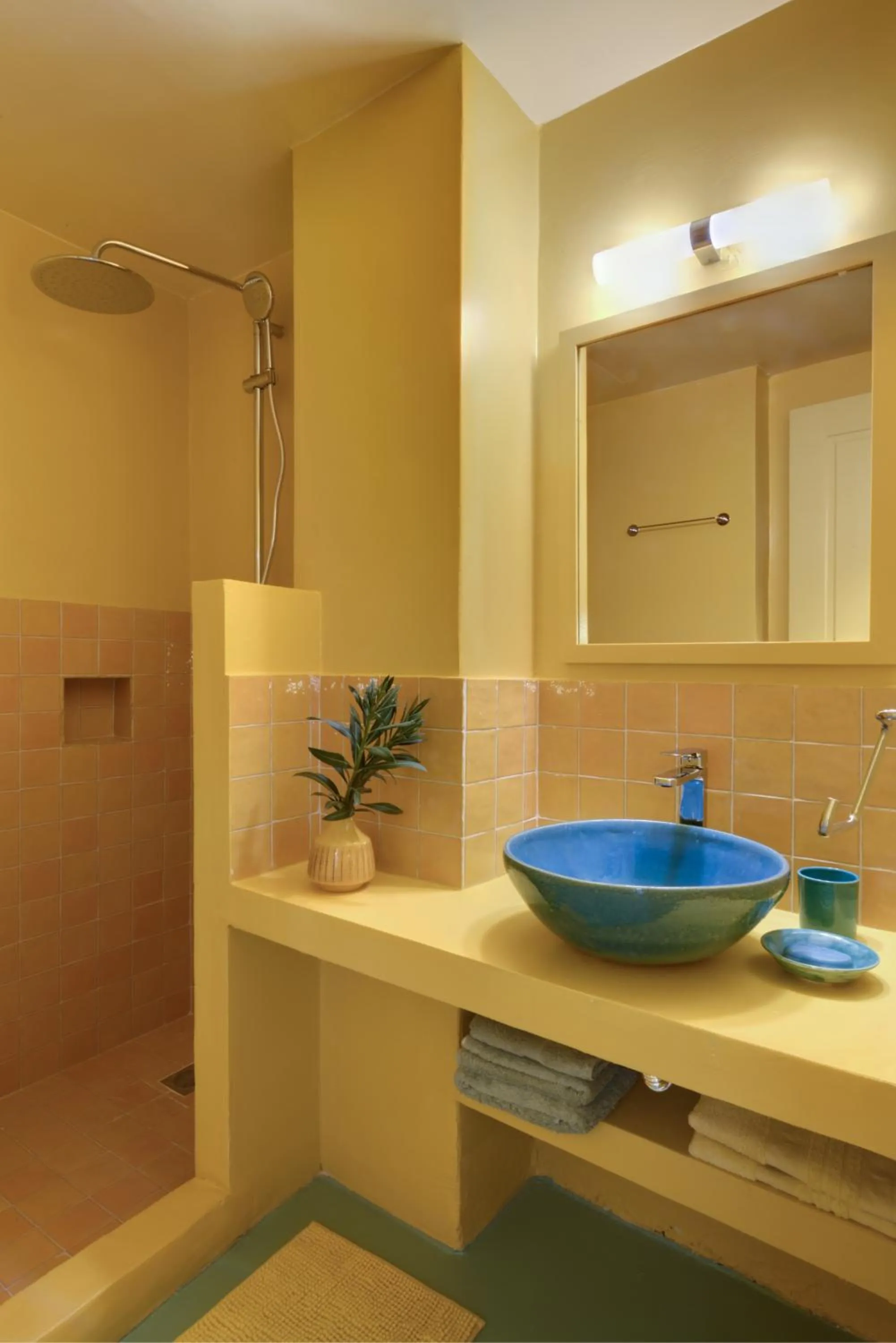 Bathroom in Cactus Hydra - Art Apartments