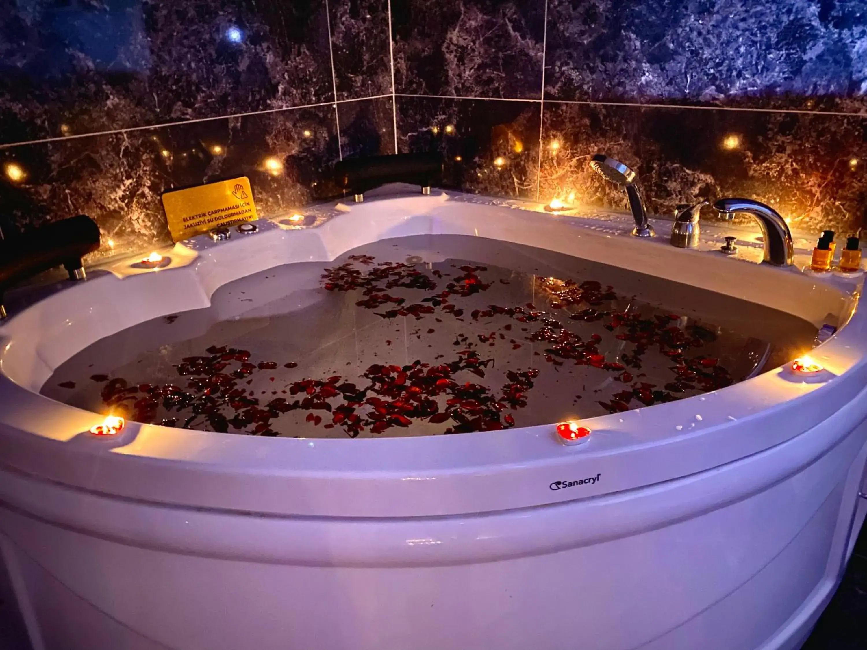 Double Room with Spa Bath in iNALENS AİRPORT HOTEL Double Room with Spa Bath in iNALENS AİRPORT HOTEL