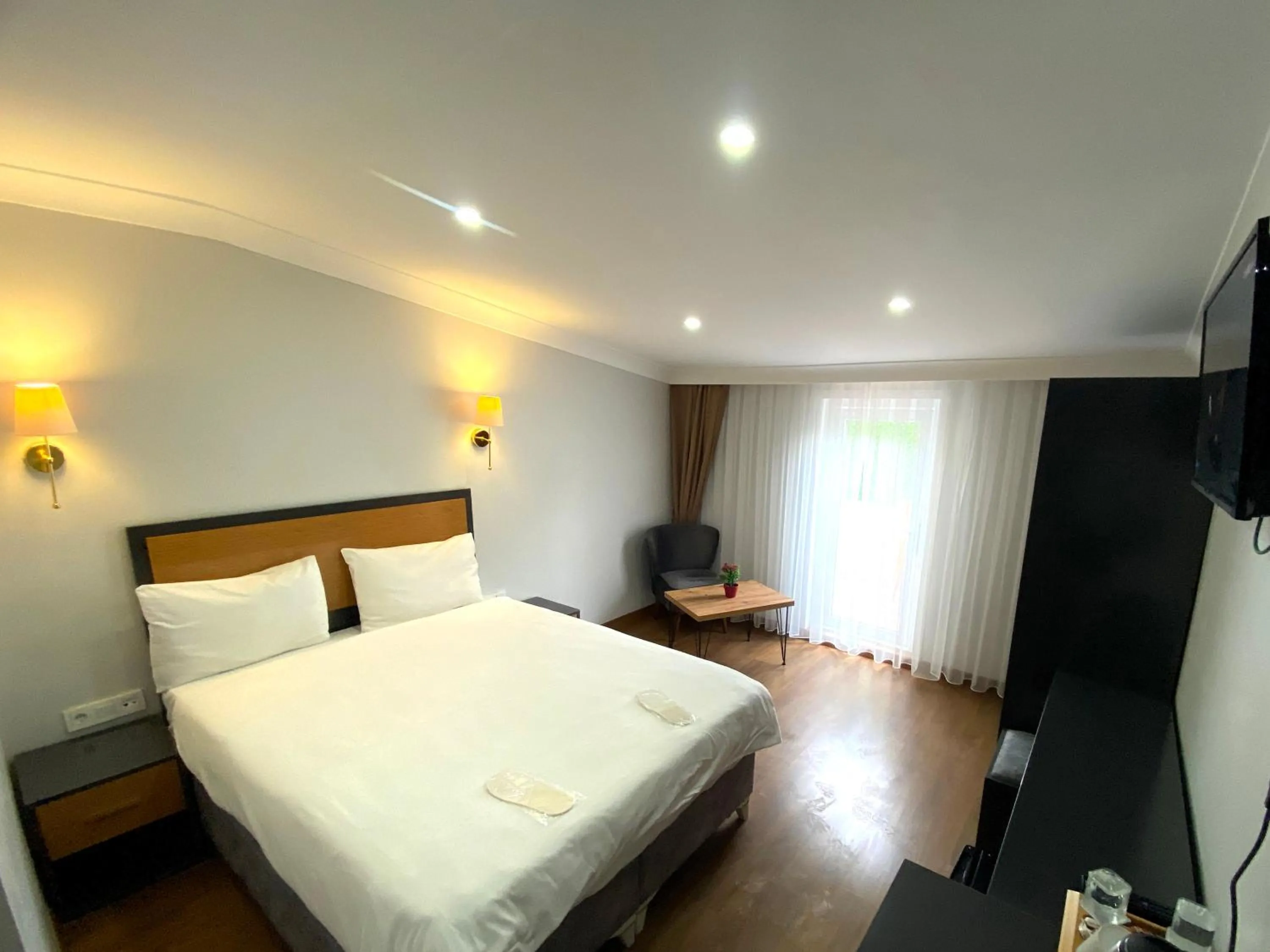 Communal lounge/ TV room, Bed in iNALENS AİRPORT HOTEL