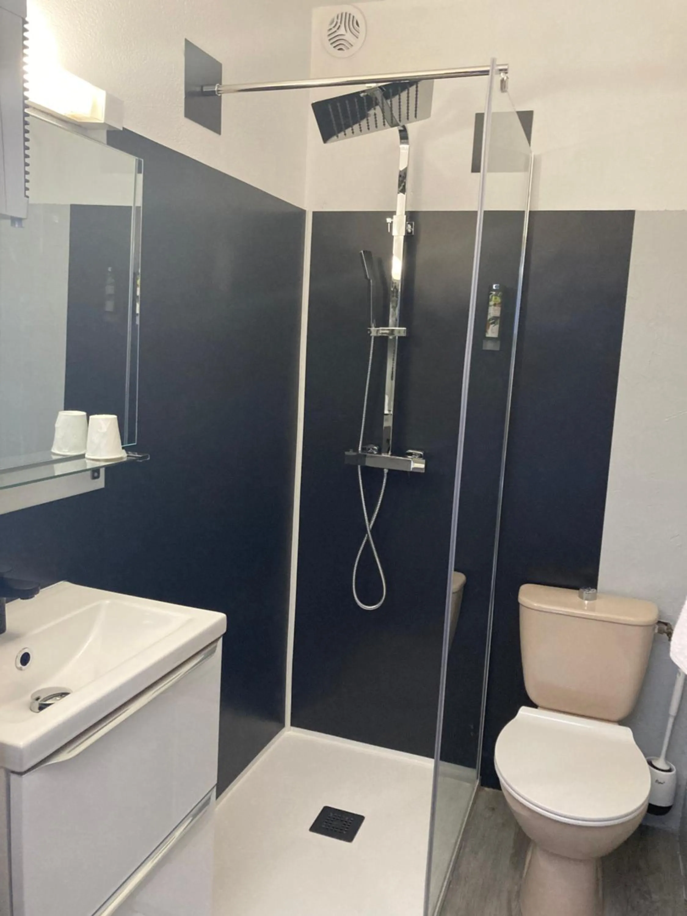 Bathroom in Logis Hôtel Restaurant Le 1050