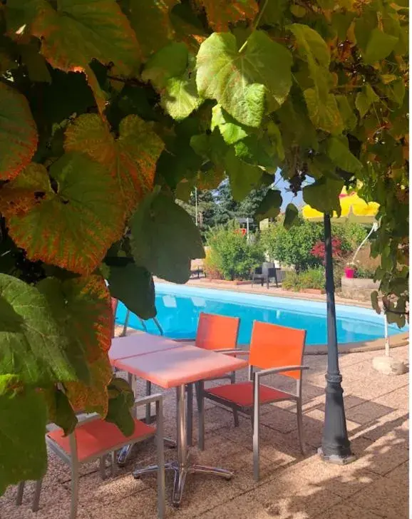 Garden in Logis Hôtel Restaurant Le 1050 Garden in Logis Hôtel Restaurant Le 1050