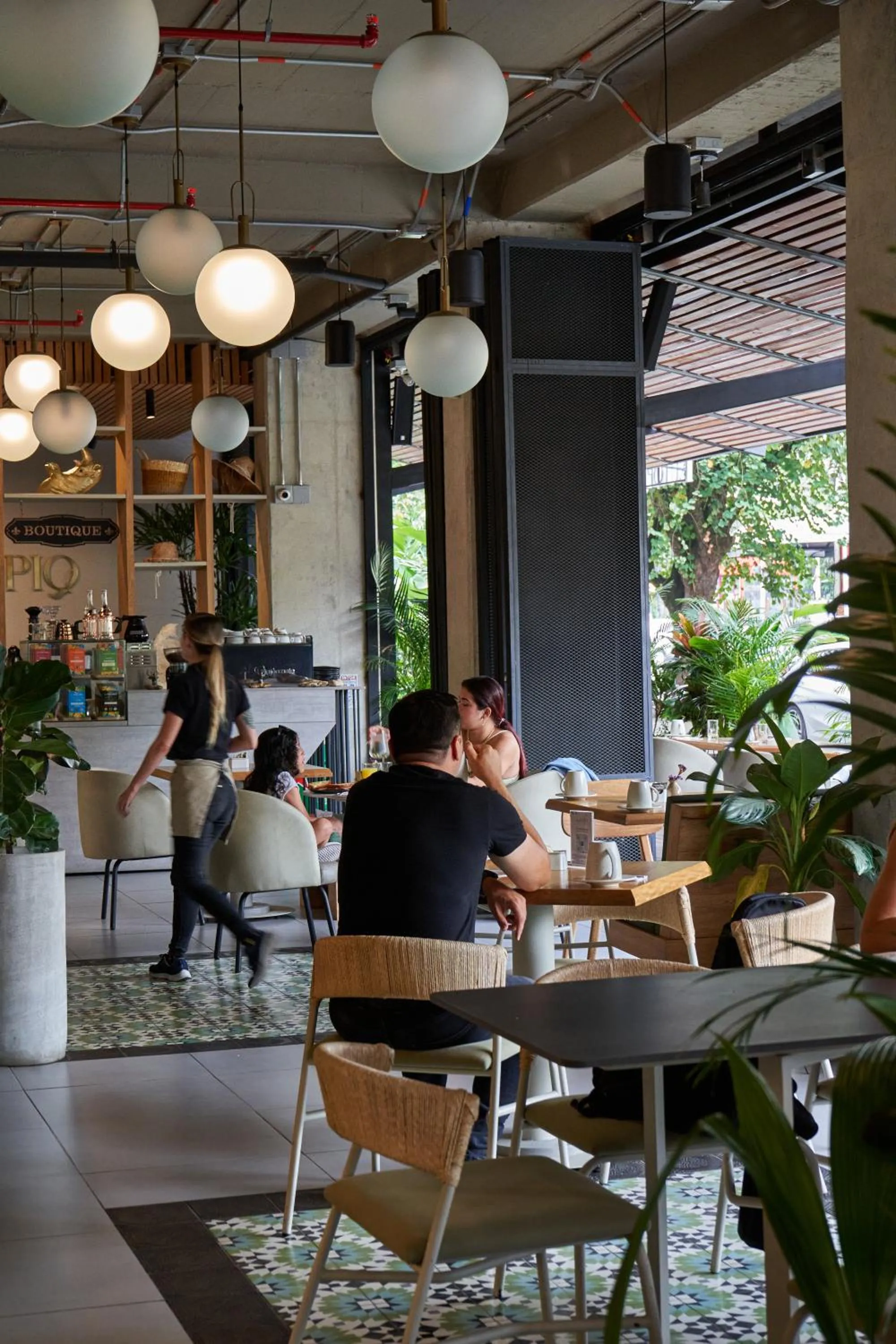 Restaurant/places to eat in Eutopiq Hotel