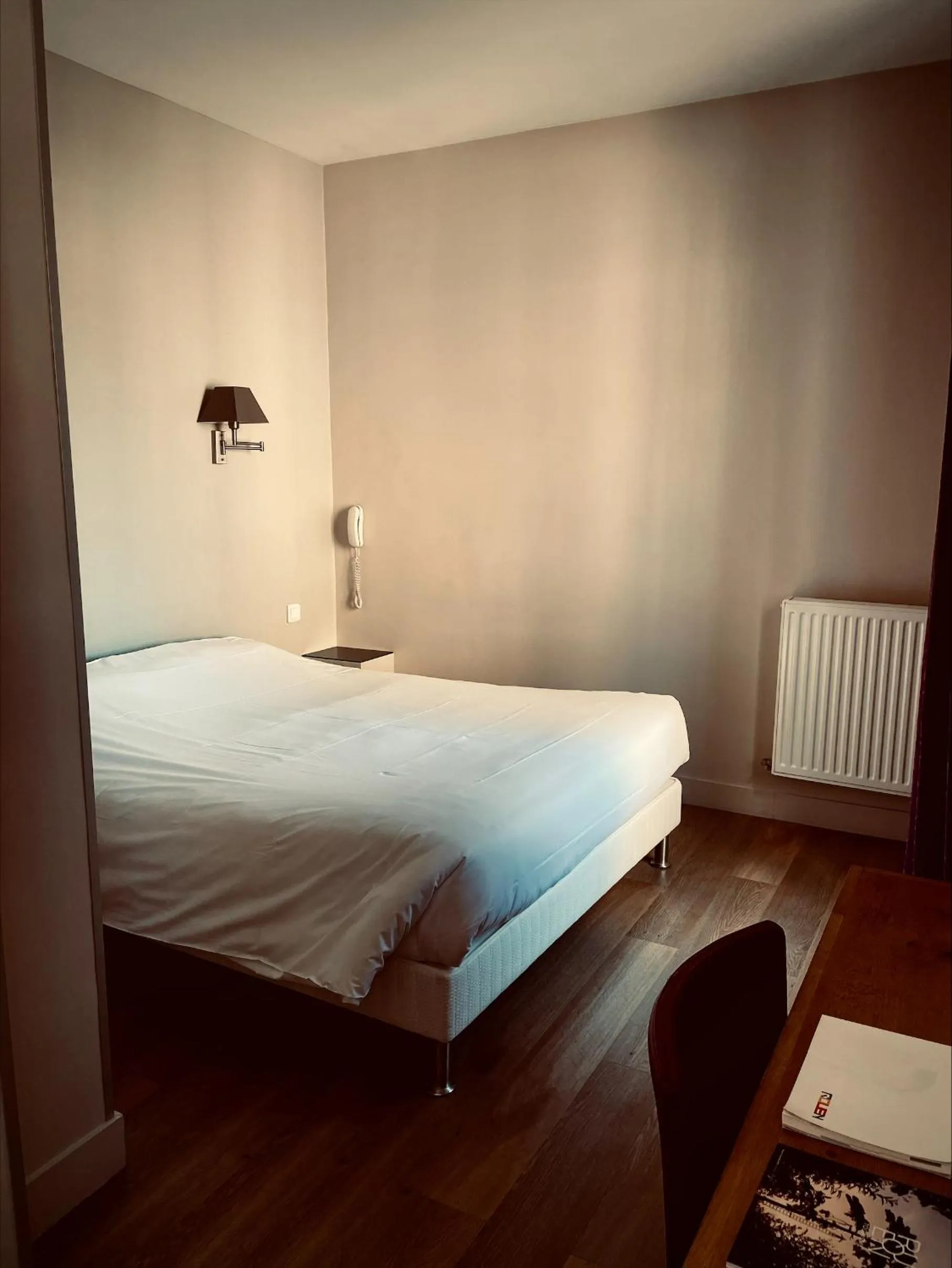 Bedroom, Bed in Hôtel Cardinal