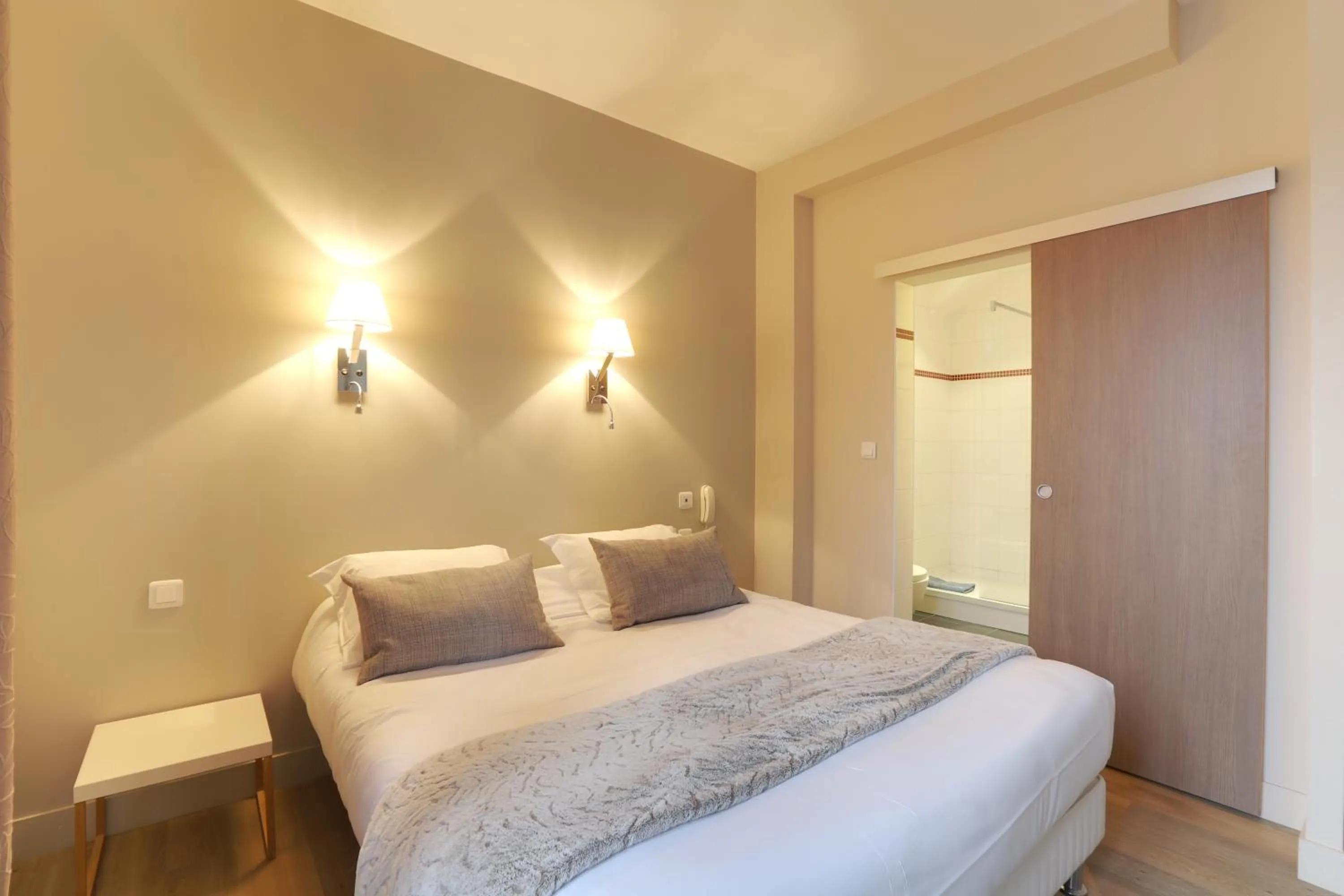 Bed in Hôtel Cardinal