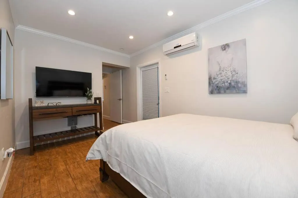 Bed in 4BR Home, Hot Tub, Near Beach & Wilton Manors