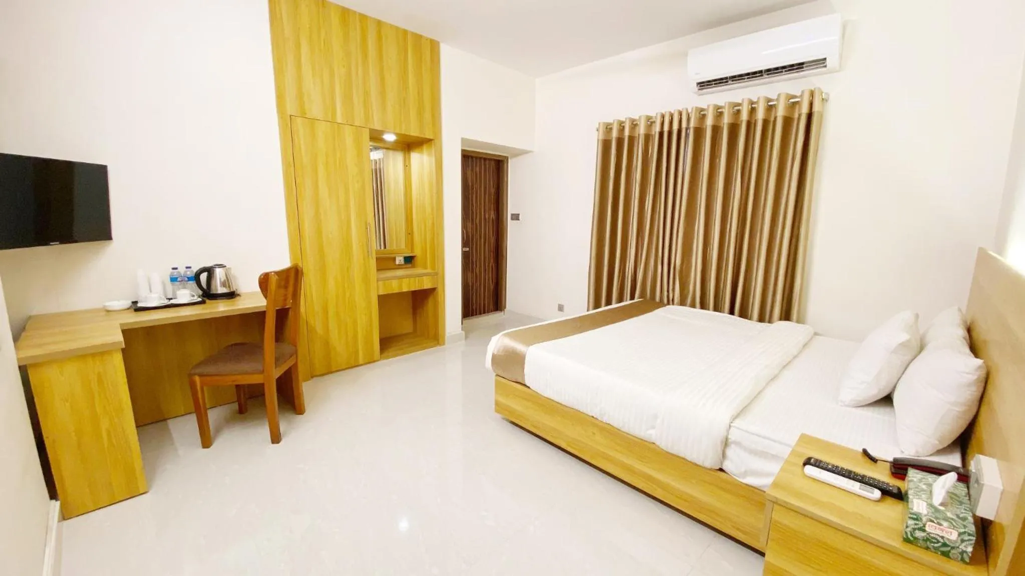 Bed in Crown Palace Residence