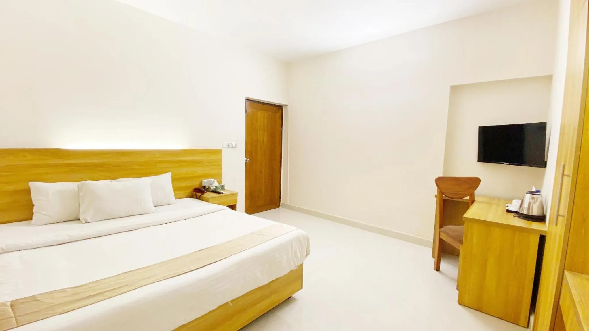 Communal lounge/ TV room, Bed in Crown Palace Residence