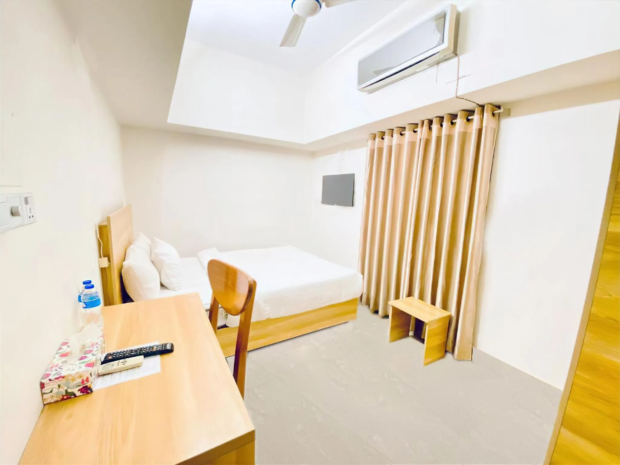 Bed in Crown Palace Residence