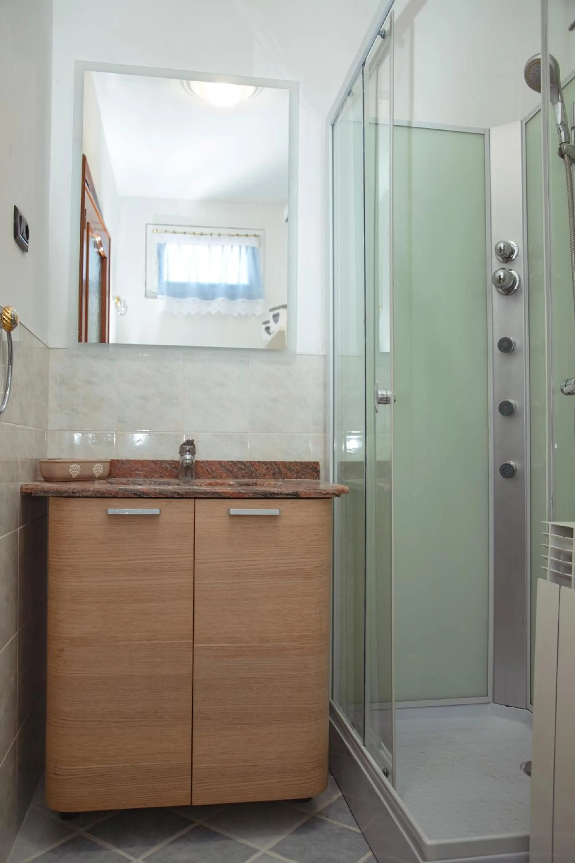 Shower in B&B Nonna BI