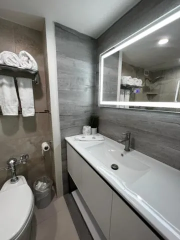 Shower in Ocean Manor Tiki Sunset Retreat