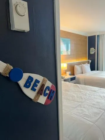 Bed in Ocean Manor Tiki Sunset Retreat