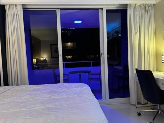 Bed in Ocean Manor Tiki Sunset Retreat