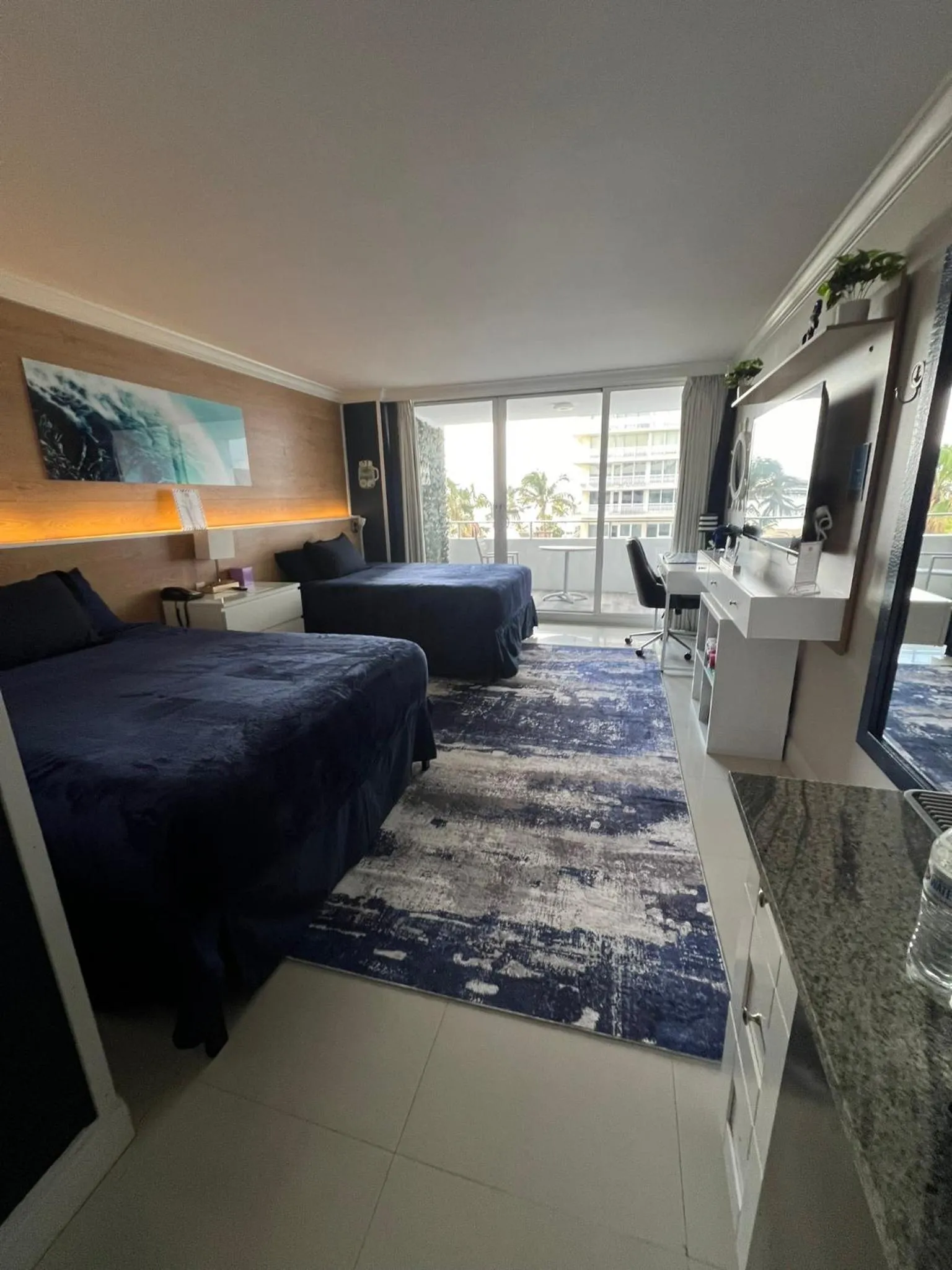 Bed in Ocean Manor Tiki Sunset Retreat