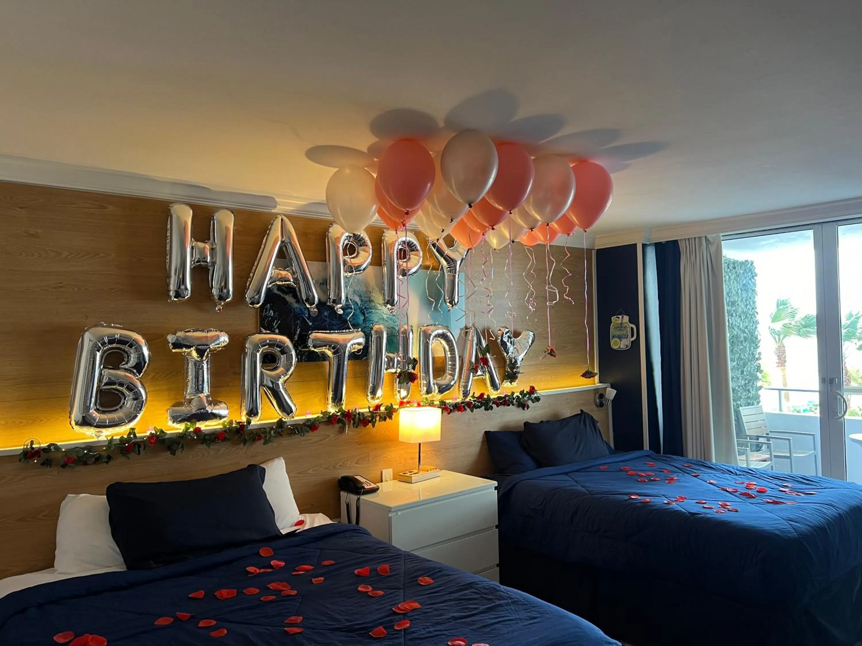 Bed in Ocean Manor Tiki Sunset Retreat