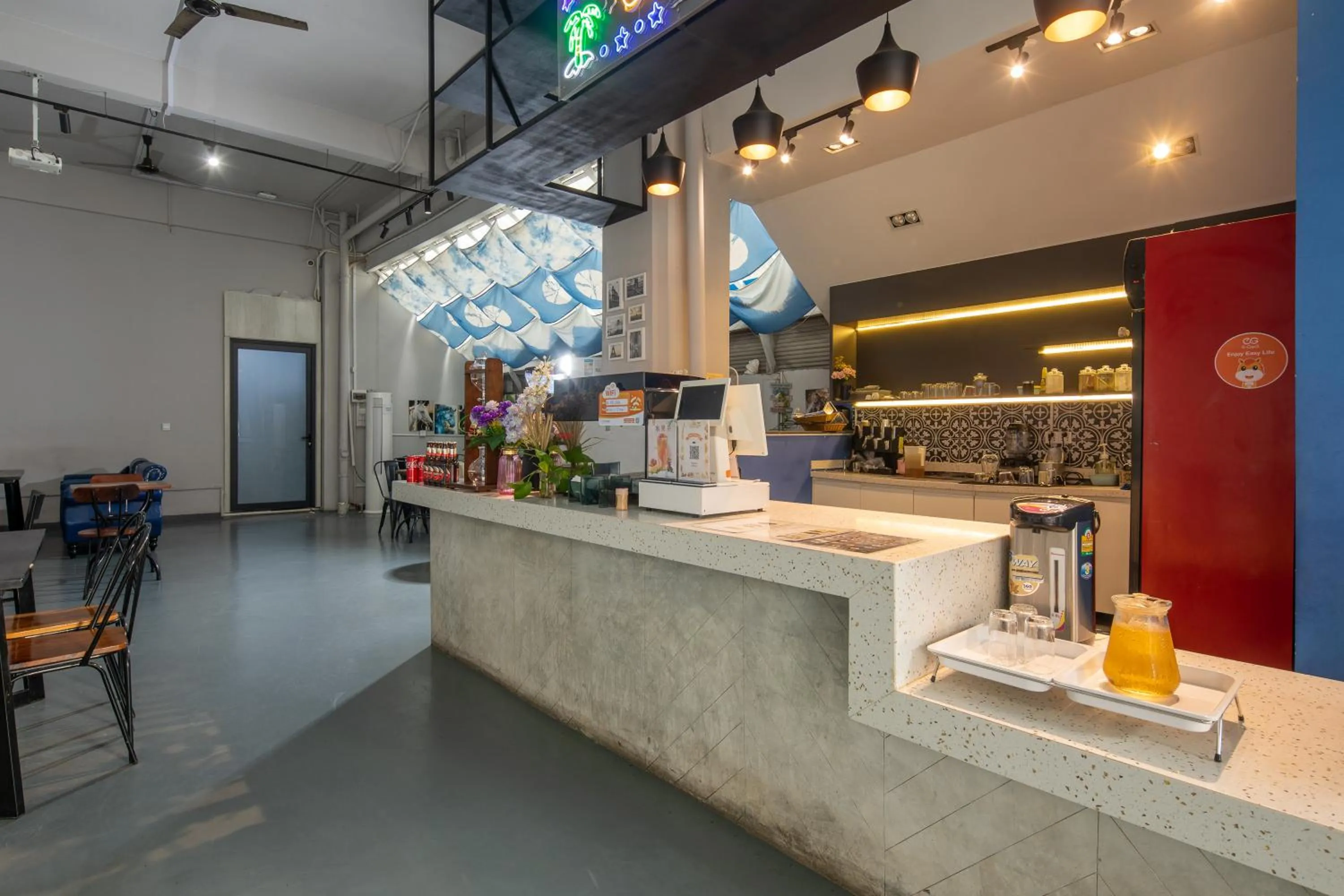 Restaurant/places to eat in ARK HOTEL