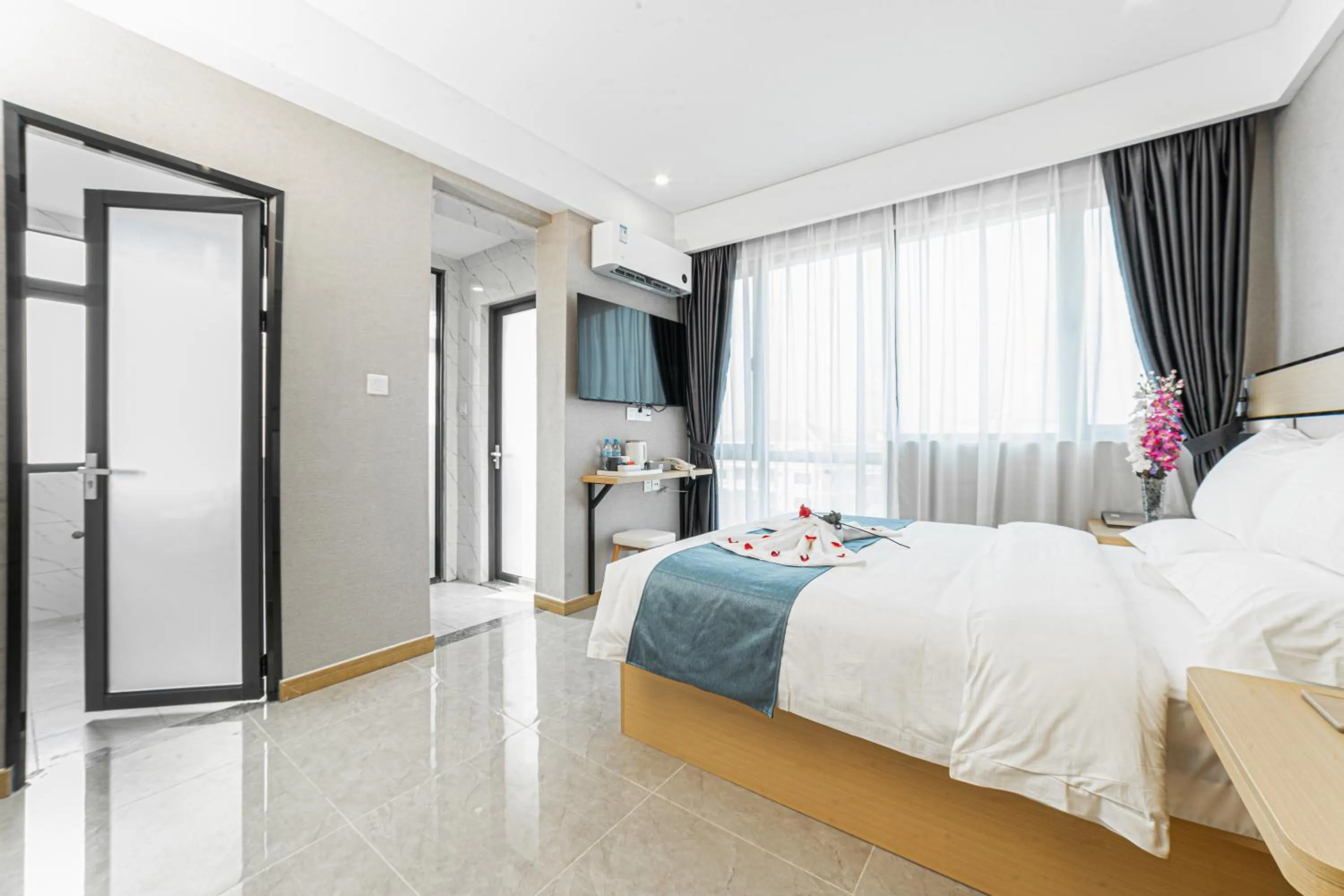 Swimming pool, Bed in ARK HOTEL