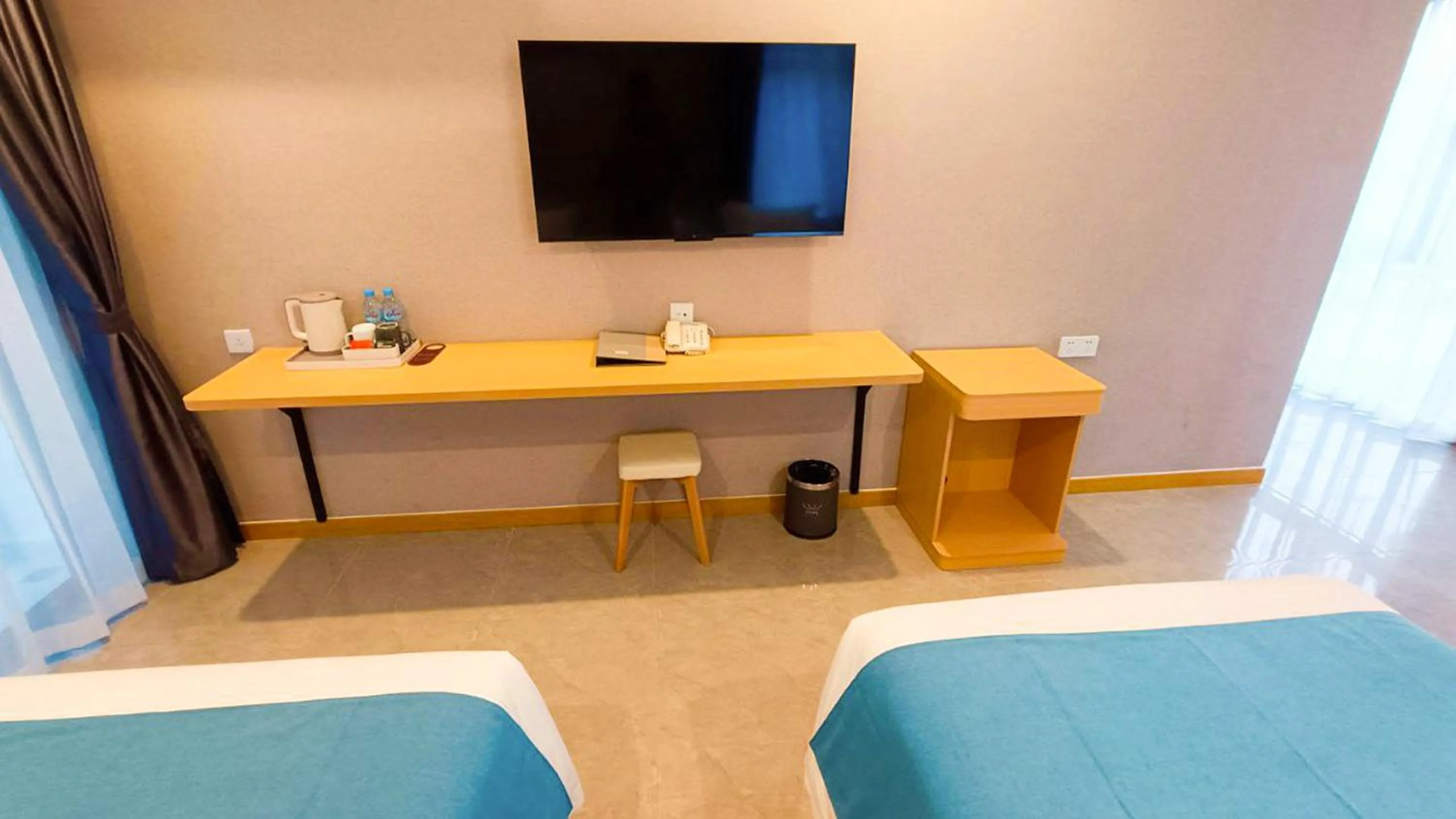 Coffee/tea facilities, Bed in ARK HOTEL