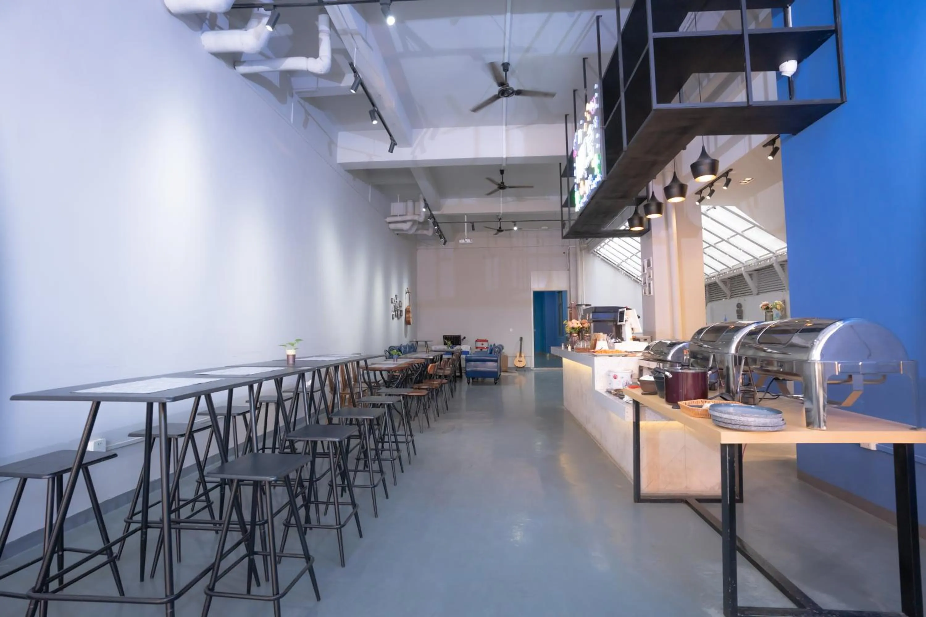 Restaurant/places to eat in ARK HOTEL