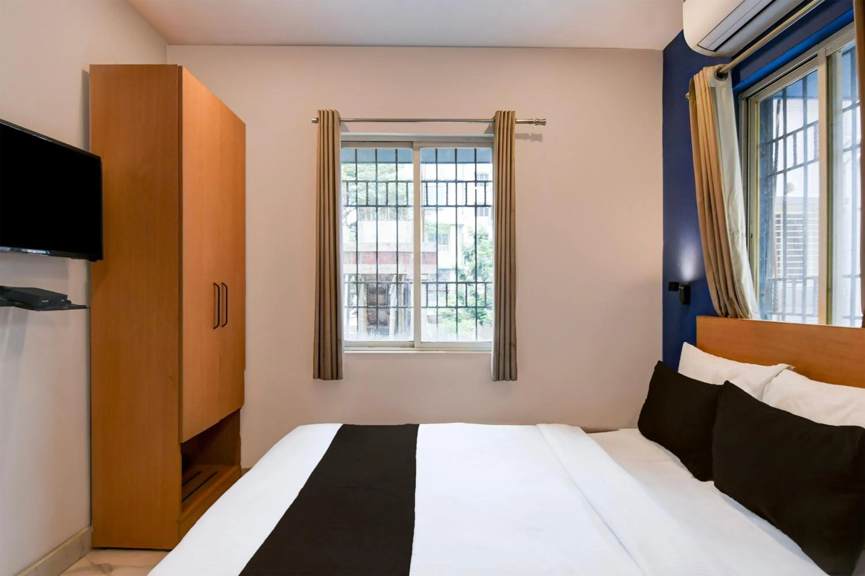 Bedroom, Bed in Super Collection O Bisarjan Ghat Formerly Eden Rocks