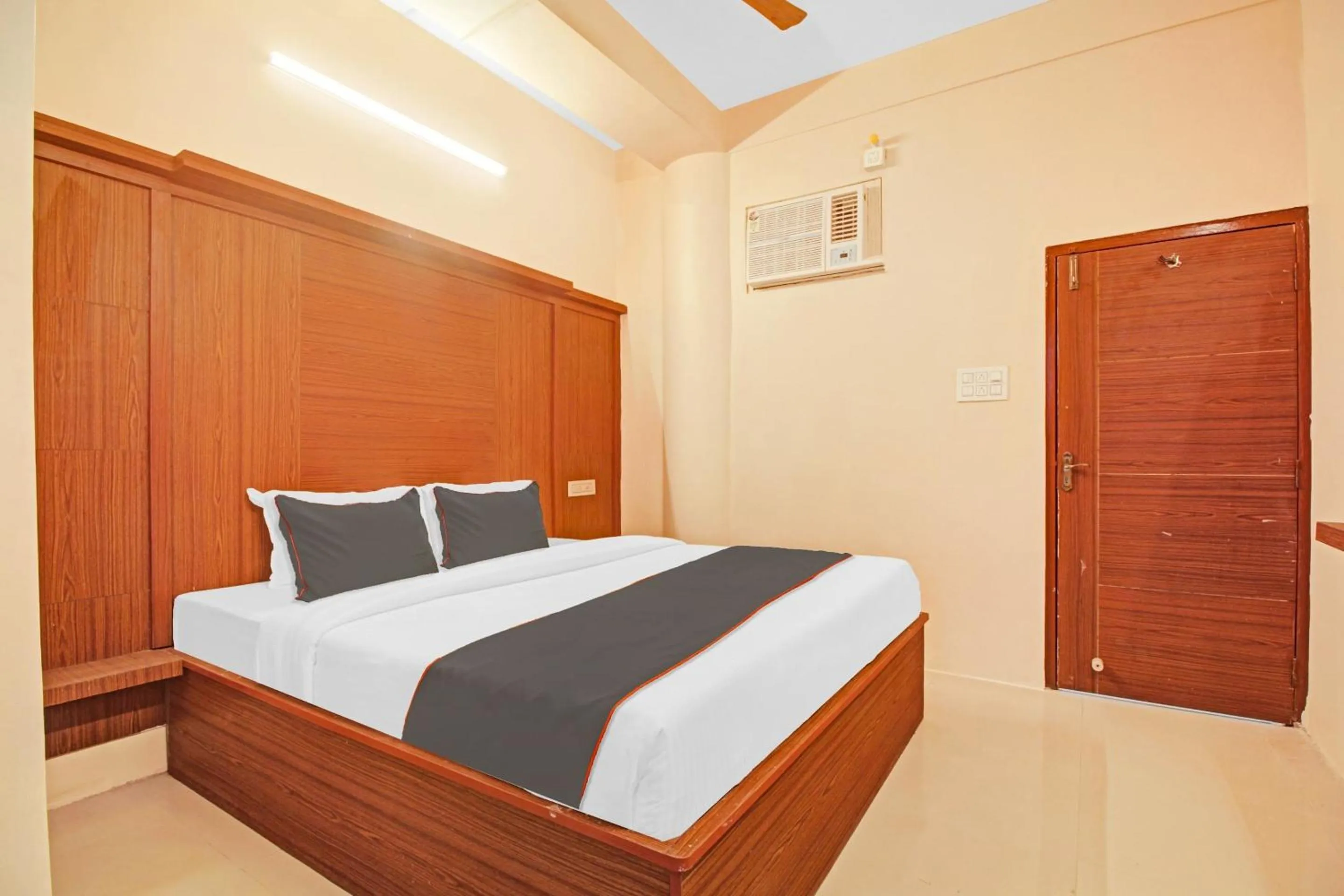 Bedroom, Bed in Super Collection O Hotel Aqua Villa Near Netaji Subhash Chandra Bose International Airport