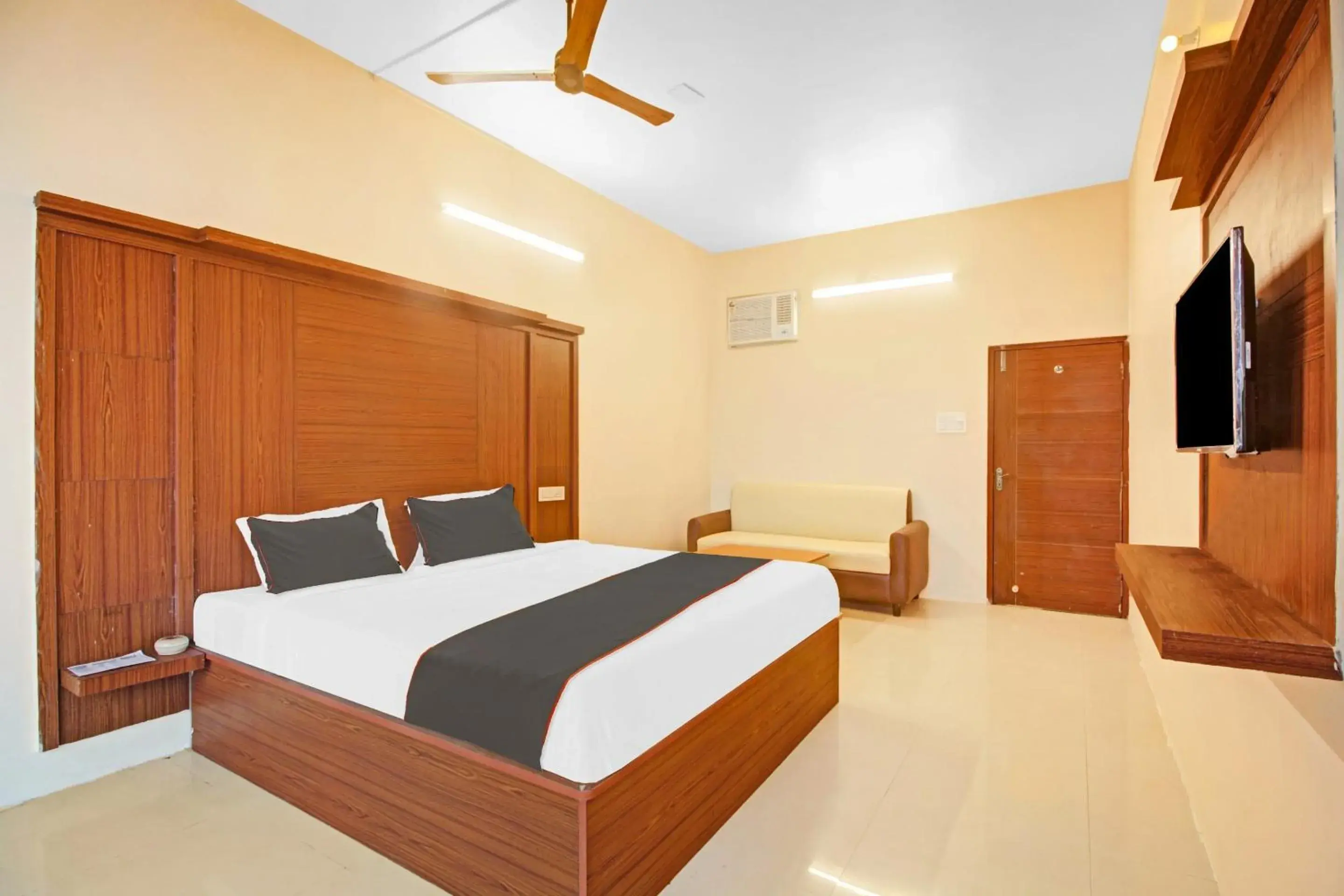 Bedroom, Bed in Super Collection O Hotel Aqua Villa Near Netaji Subhash Chandra Bose International Airport Bedroom, Bed in Super Collection O Hotel Aqua Villa Near Netaji Subhash Chandra Bose International Airport