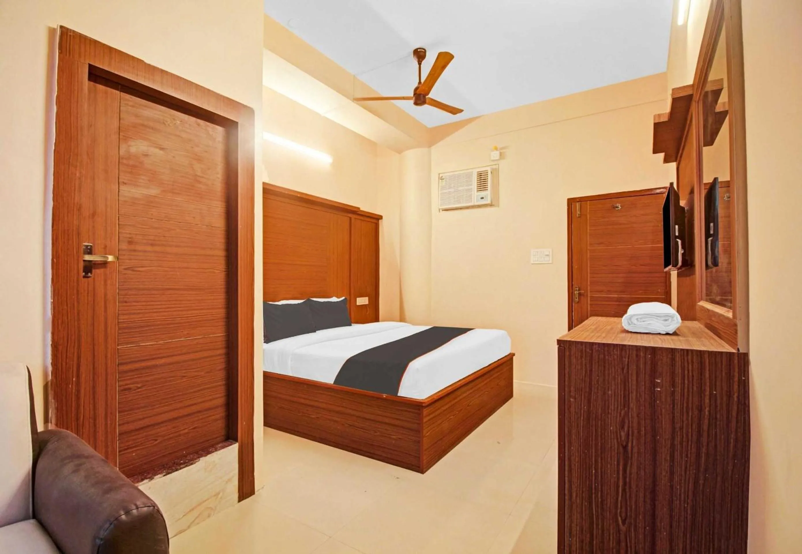 Bathroom, Bed in Super Collection O Hotel Aqua Villa Near Netaji Subhash Chandra Bose International Airport