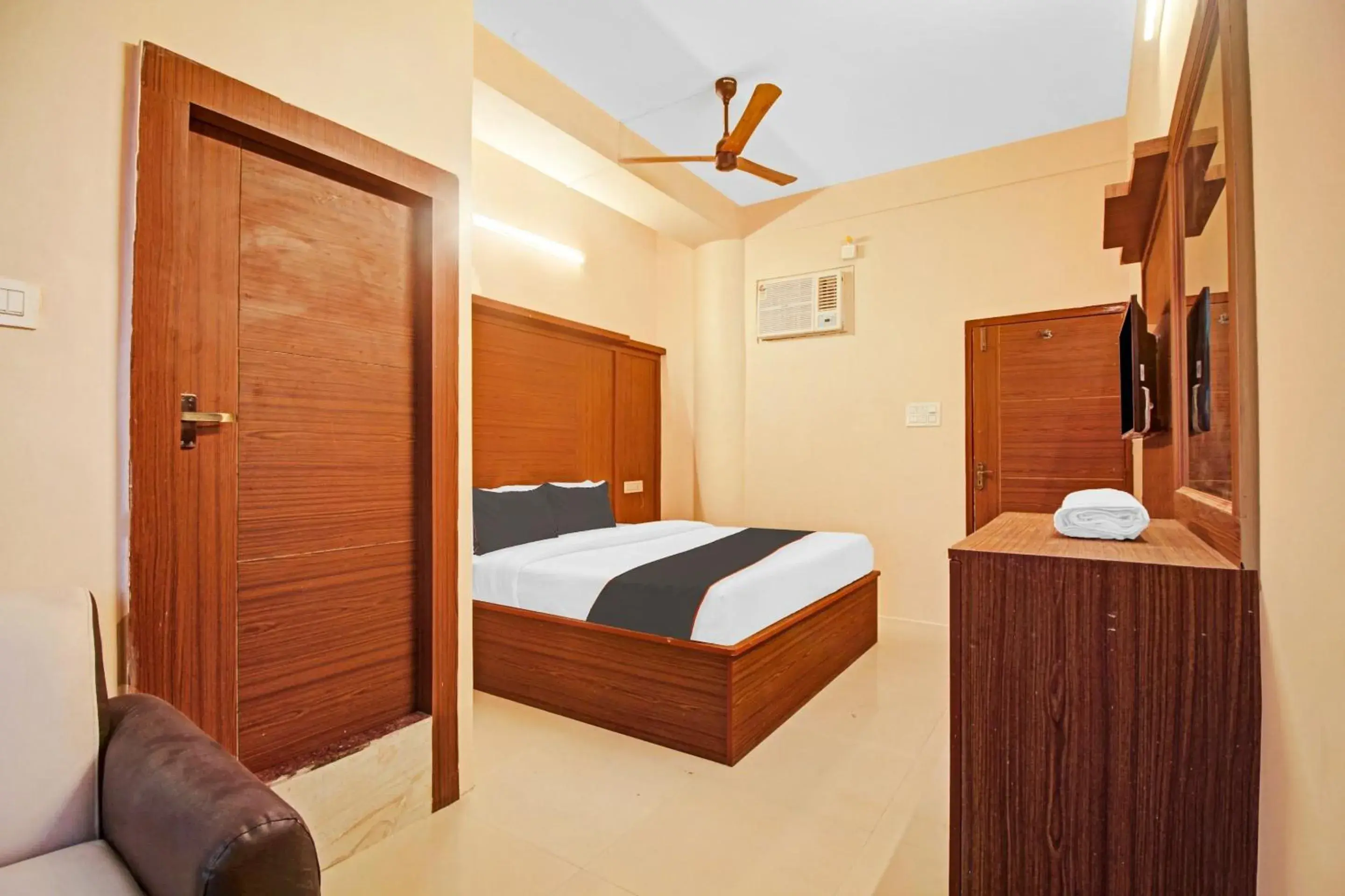 Bedroom, Bed in Super Collection O Hotel Aqua Villa Near Netaji Subhash Chandra Bose International Airport Bedroom, Bed in Super Collection O Hotel Aqua Villa Near Netaji Subhash Chandra Bose International Airport