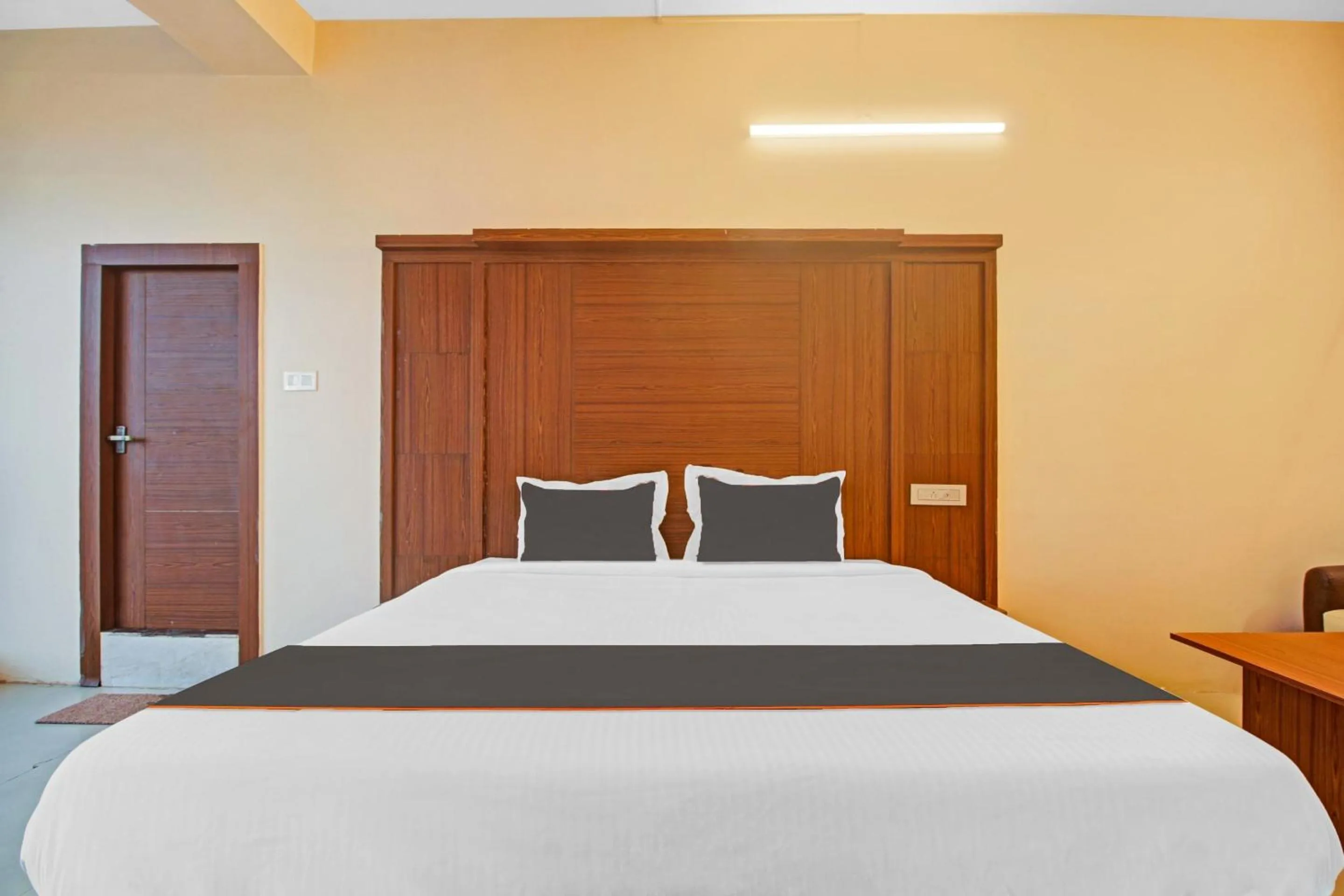 Facade/entrance, Bed in Super Collection O Hotel Aqua Villa Near Netaji Subhash Chandra Bose International Airport