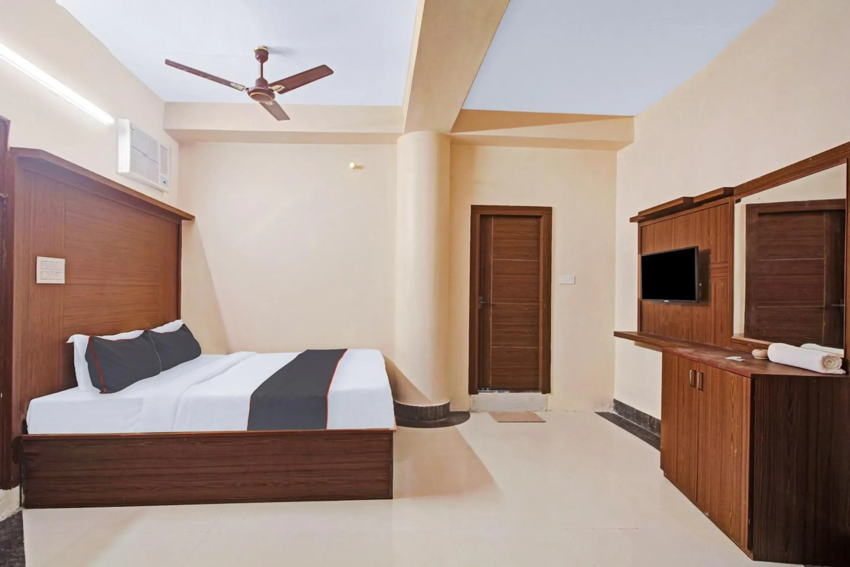 Bedroom, Bed in Super Collection O Hotel Aqua Villa Near Netaji Subhash Chandra Bose International Airport Bedroom, Bed in Super Collection O Hotel Aqua Villa Near Netaji Subhash Chandra Bose International Airport