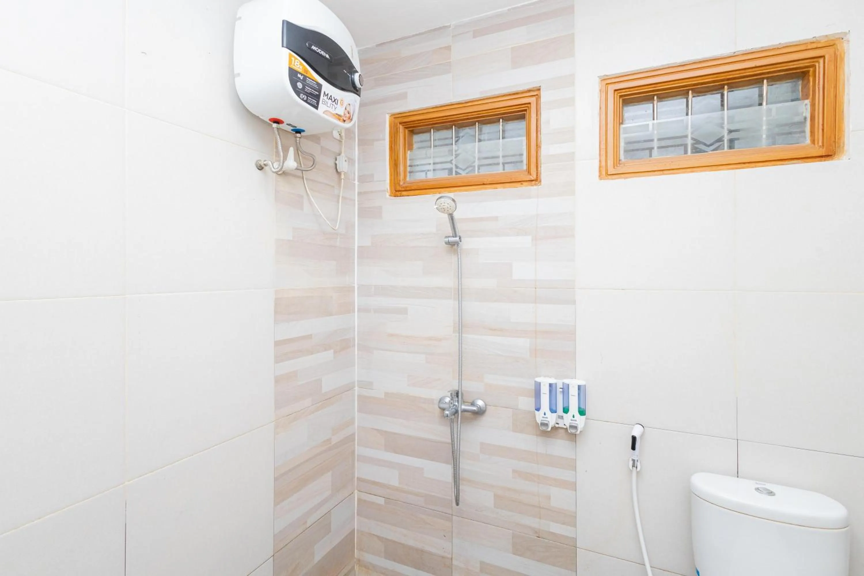 Shower in RedDoorz Syariah At Wisma Djokorio Poncokusumo