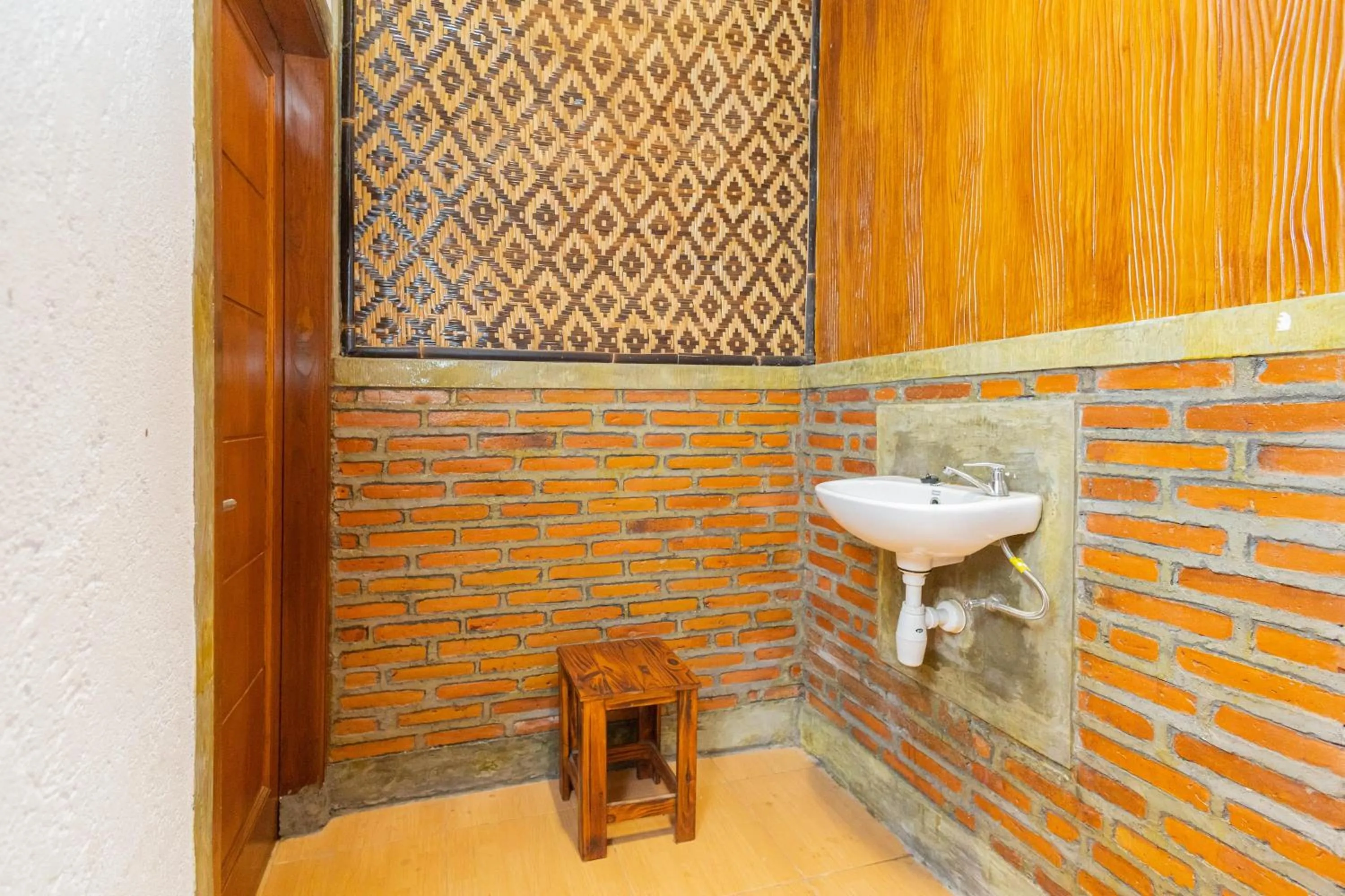 Toilet in RedDoorz Syariah At Wisma Djokorio Poncokusumo